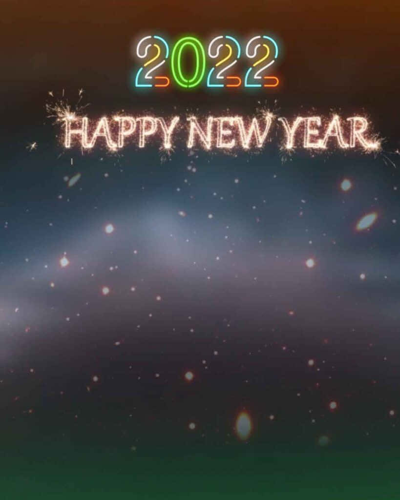 Sparkly 桌布 壁紙 — 霓虹燈2022和新年快樂文字在繁星點點的夜空中閃爍，伴隨著色彩繽紛的光跡。