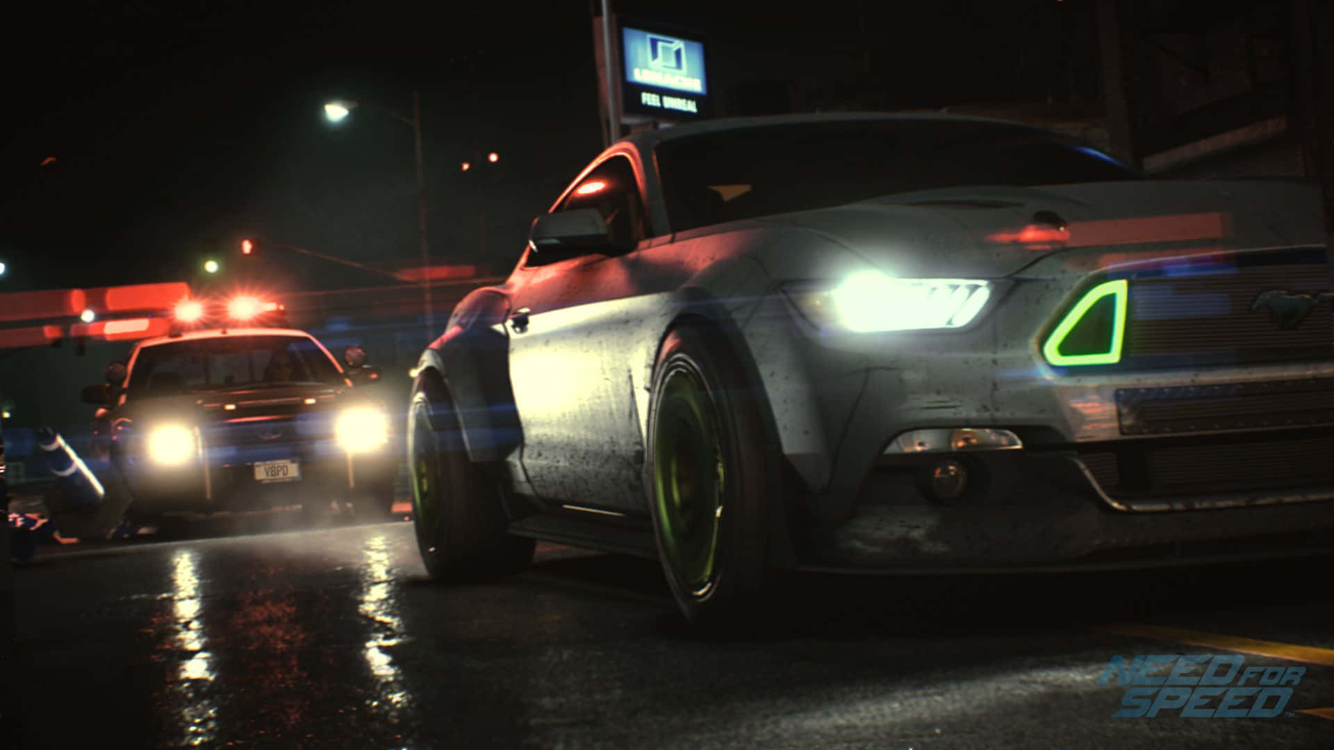 Need For Speed Desktop 桌布 壁紙 — 霓虹燈下，一輛發光的綠色跑車被警察追捕的高速夜間街頭賽車。