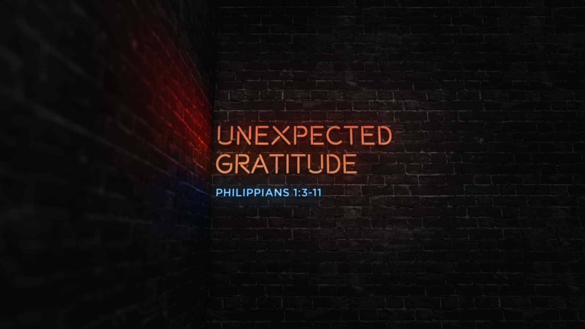 聖經經文 桌布 壁紙 — 霓虹燈文字顯示「UNEXPECTED GRATITUDE」和「PHILIPPIANS 1:3-11」，在黑暗的磚牆角落溫暖地發光。