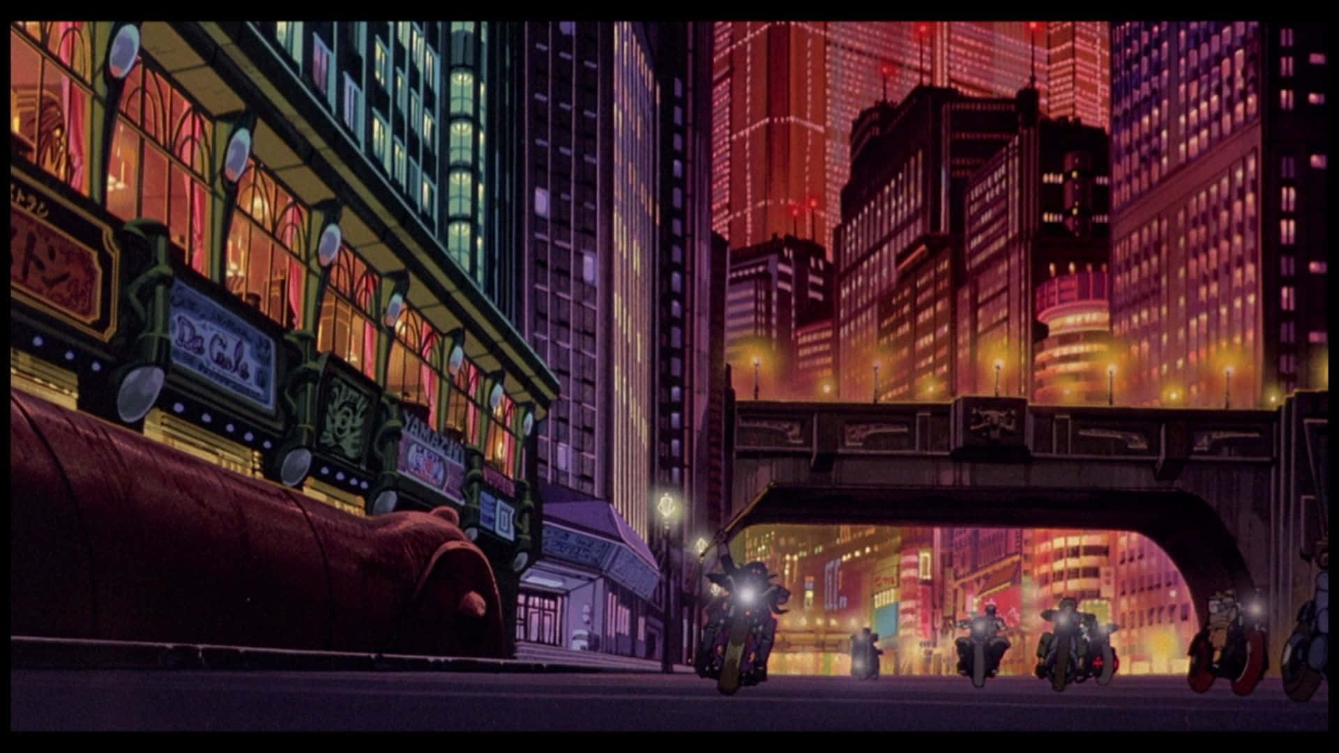  壁紙 — 霓虹燈照亮的動畫城市街道，夜晚，摩托車手在高樓之間的天橋下飛馳。