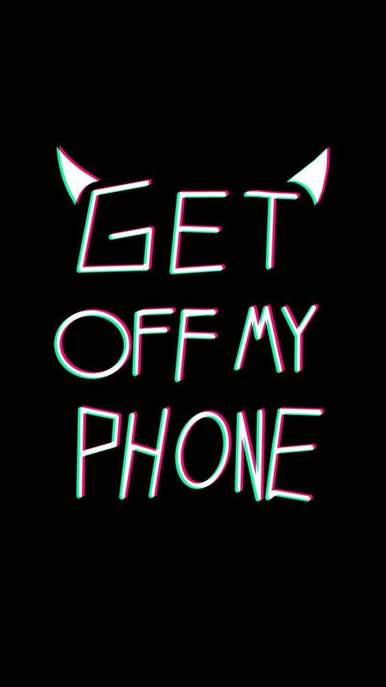 my 桌布 壁紙 — 霓虹粉紅和青色文字 'GET OFF MY PHONE' 帶有惡魔角在黑色背景上發光。