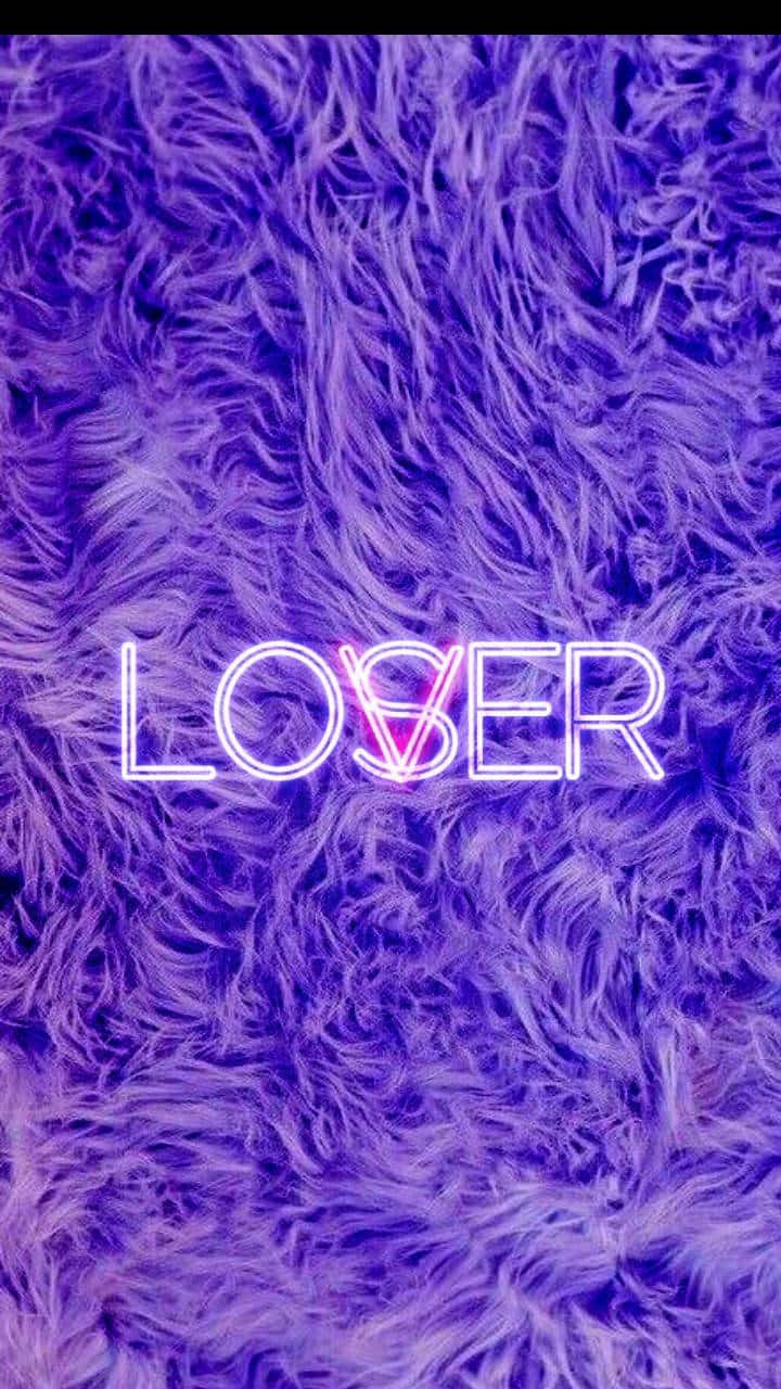 loser 桌布 壁紙 — 霓虹粉紅色外框的失敗者文字在毛絨紫色紋理背景上發光。