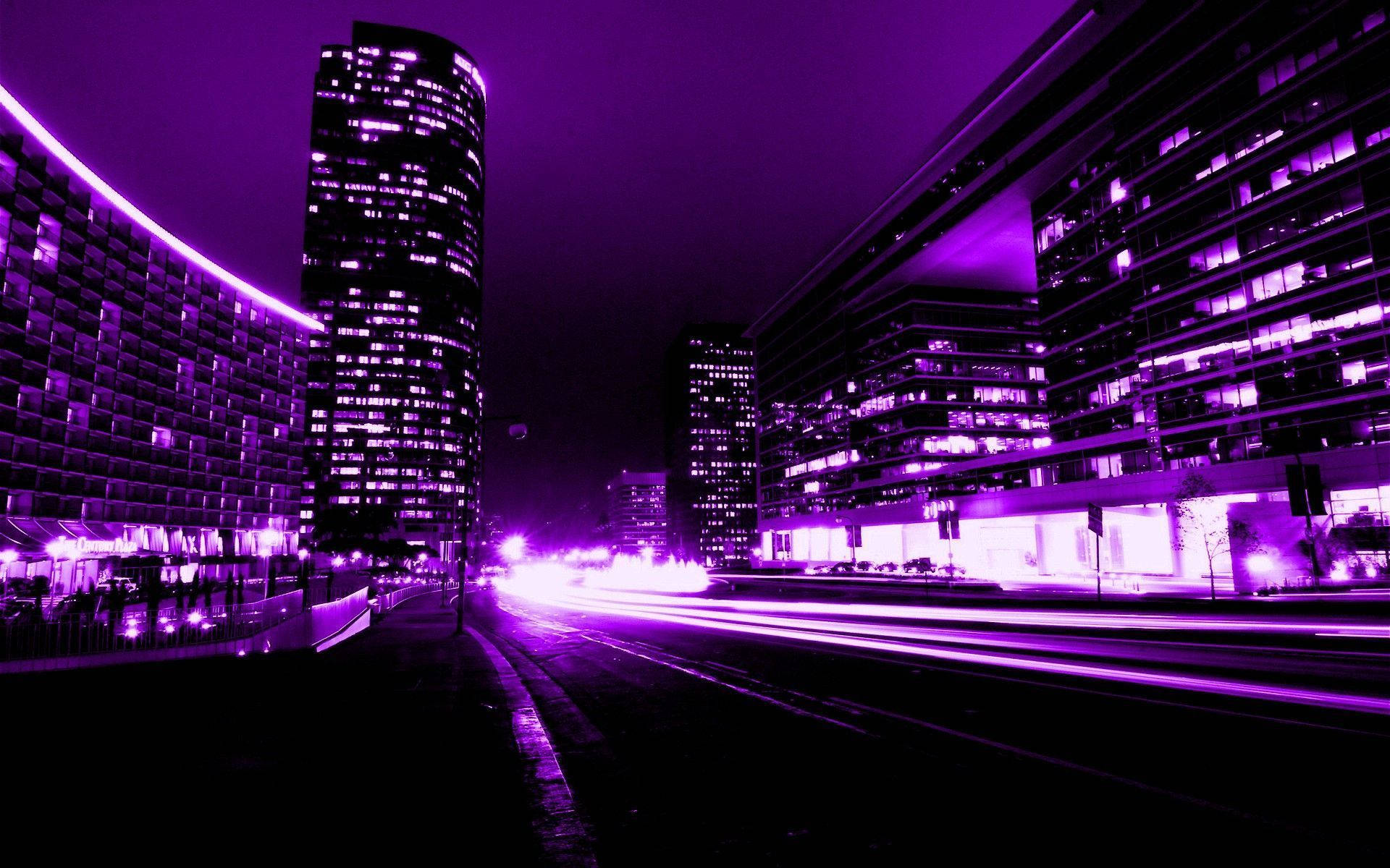 城市風景 桌布 壁紙 — 霓虹紫色夜景城市景觀，發光的摩天大樓和車流的光跡。