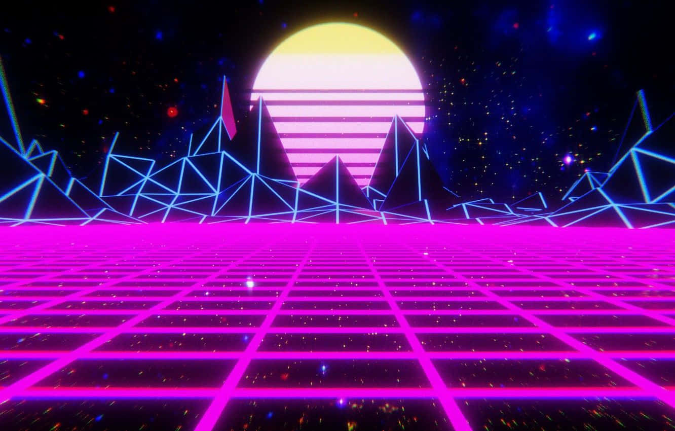 桌布 壁紙 — 霓虹網格地板在星空夜空下，向幾何山脈後方發光的條紋太陽延伸。