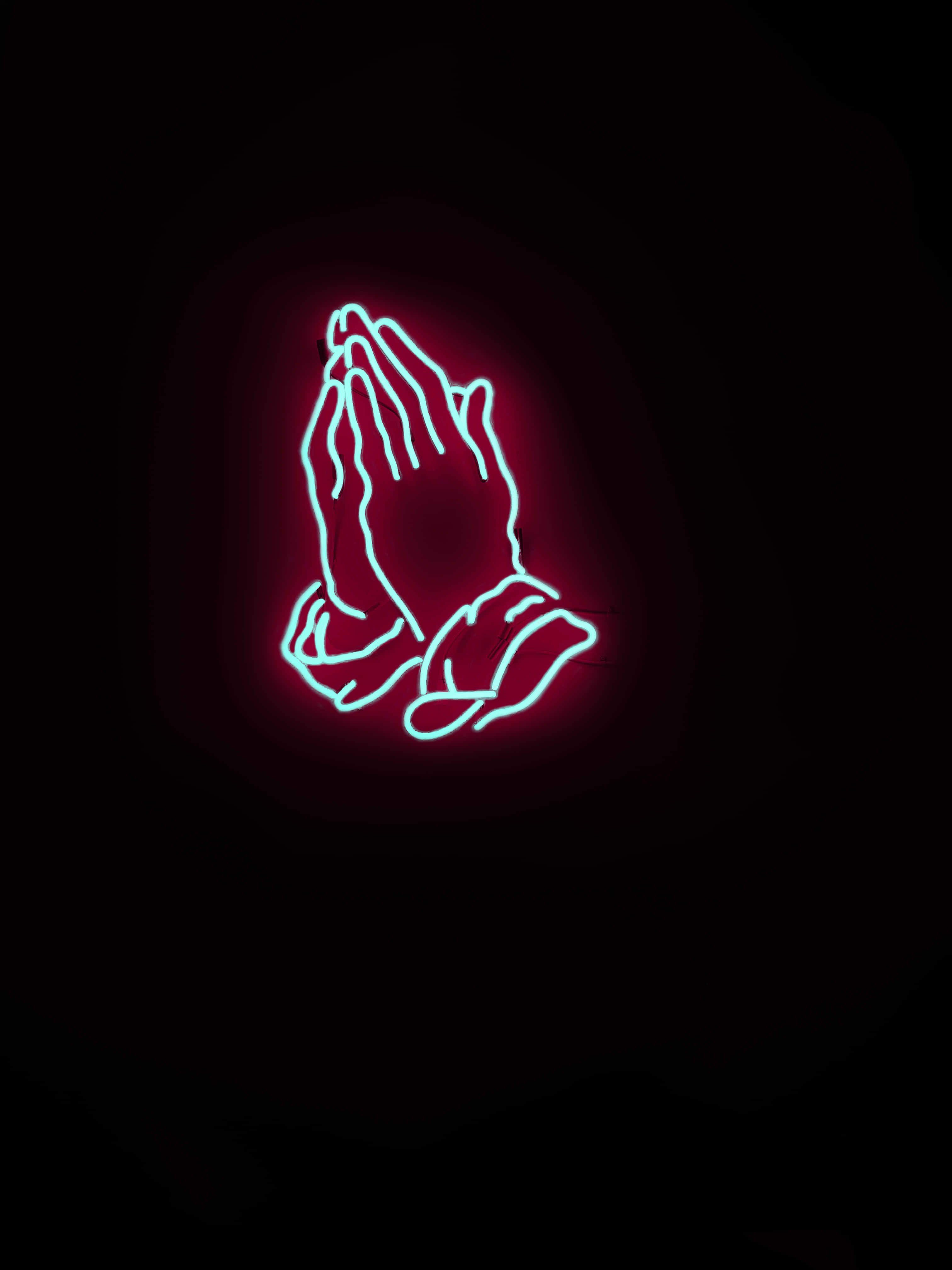 Prayer 桌布 壁紙 — 霓虹藍色祈禱之手在黑暗背景上發出柔和紅色光暈效果的光芒。