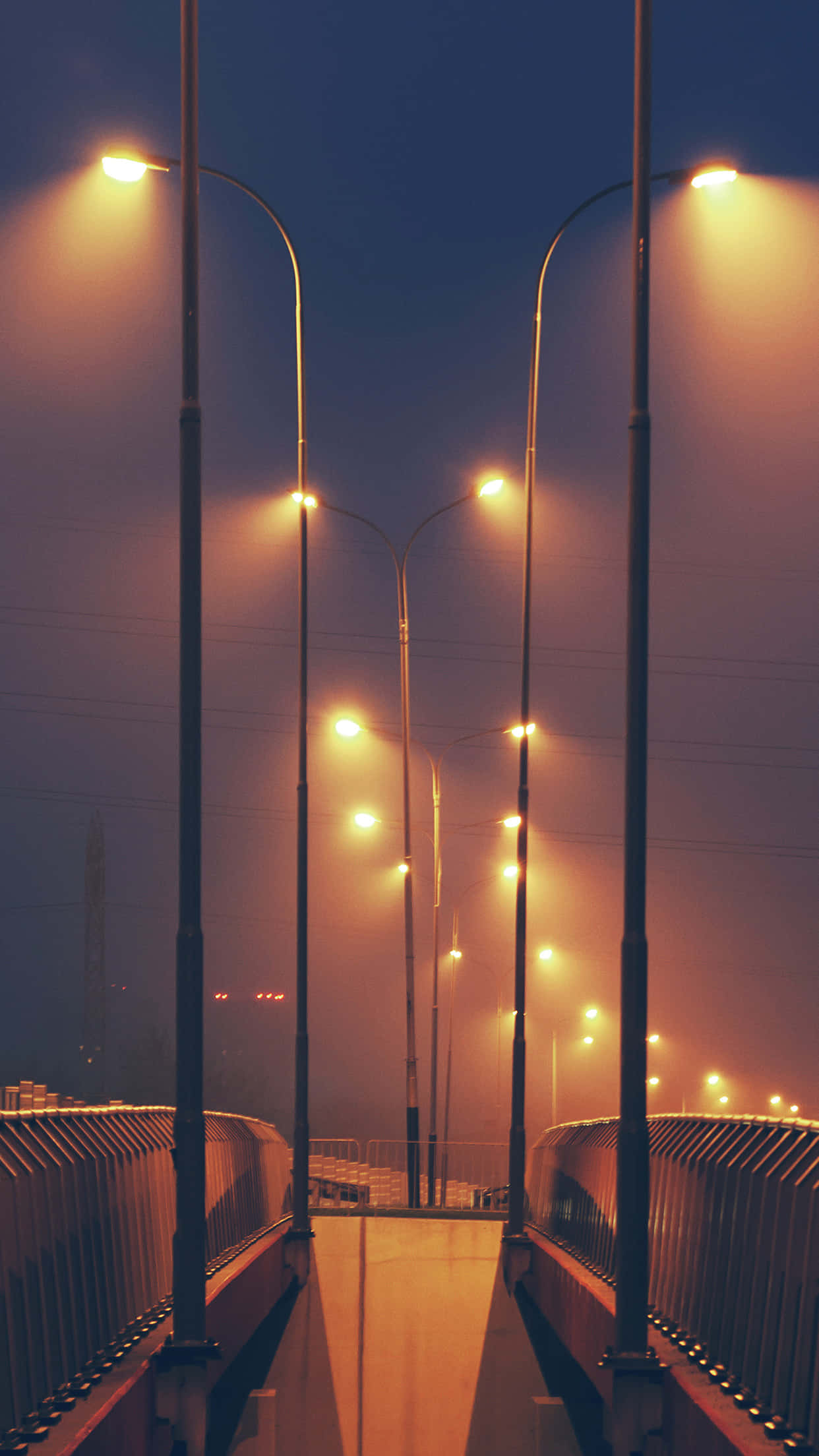Street Light 桌布 壁紙 — 霧夜中，橋上溫暖的街燈發出光芒，投下長長的影子。