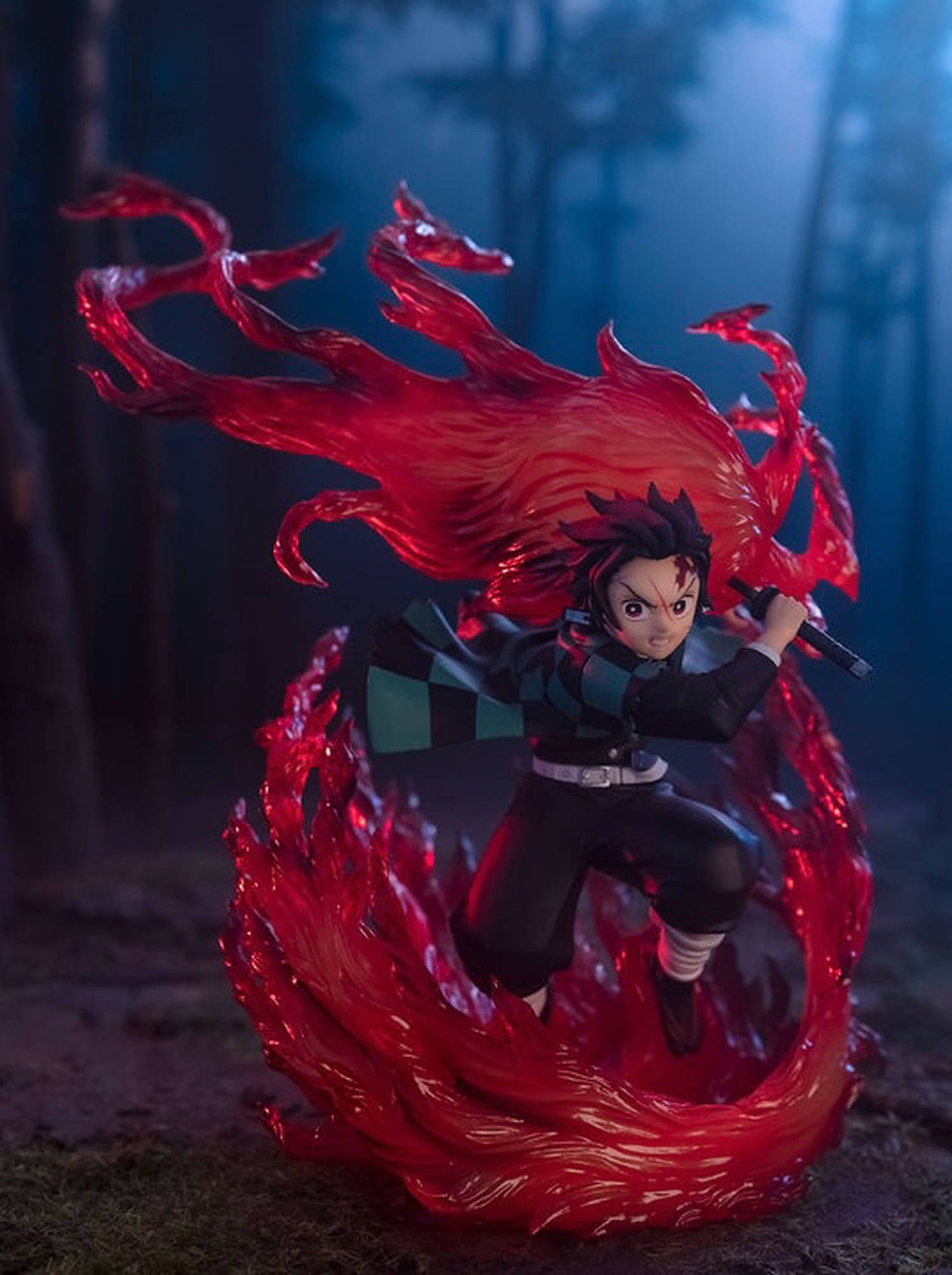 Kagura 桌布 壁紙 — 霧氣森林中，炭治郎揮舞著被發光紅色火焰包圍的刀劍的動漫人偶。