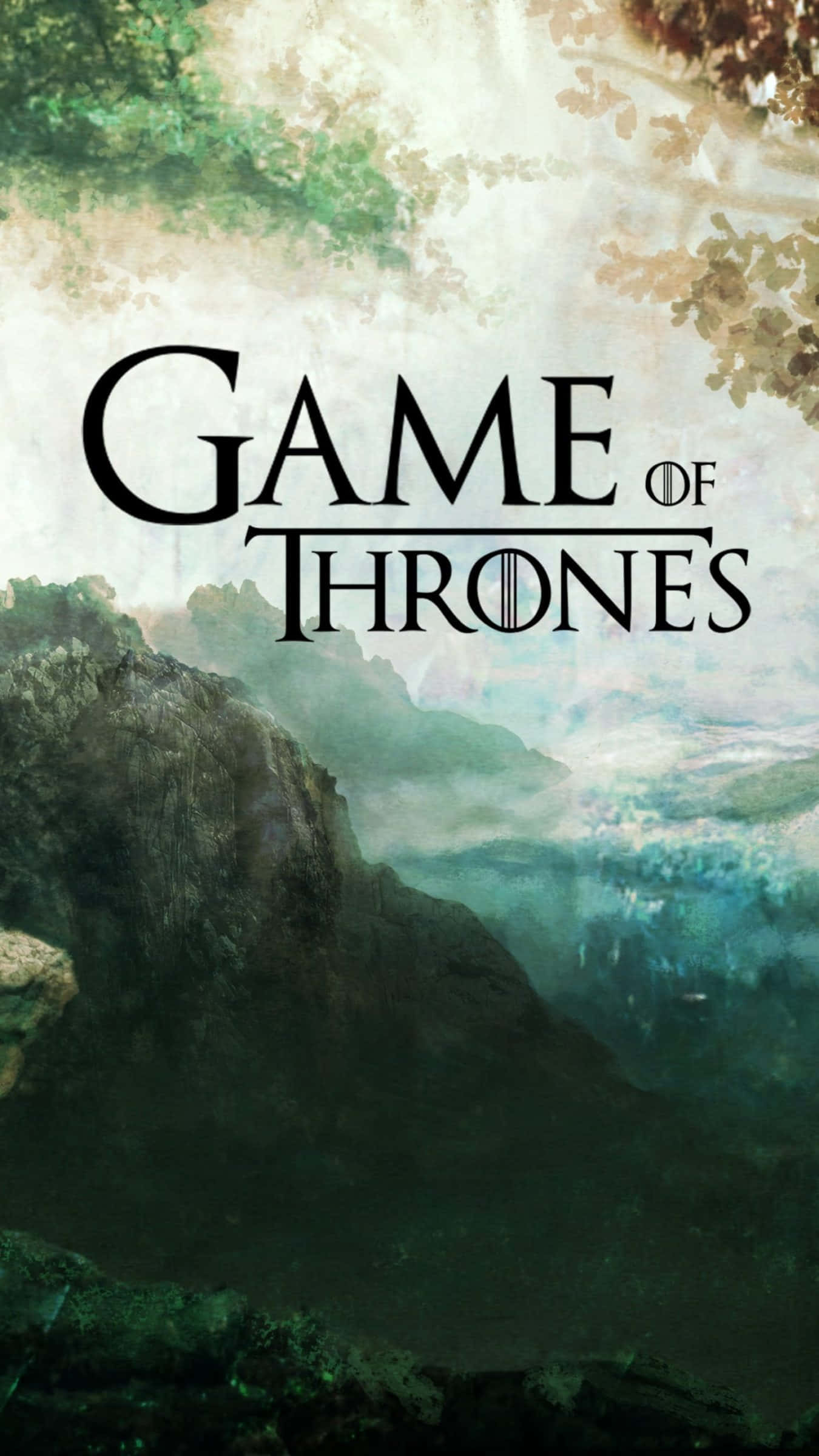 Game Of Thrones iPhone 桌布 壁紙 — 霧氣瀰漫的山地景觀，古老樹木，以及以粗體黑色字體疊加的《權力遊戲》標題。