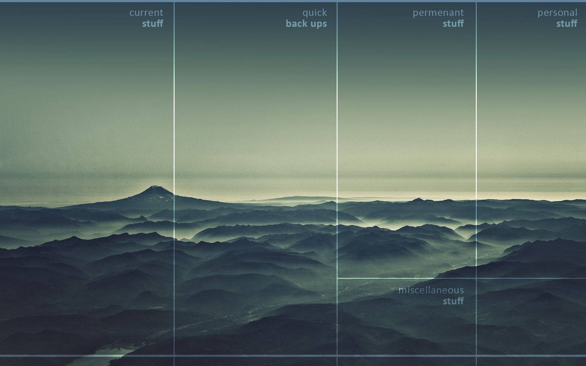 Mountain Landscape 桌布 壁紙 — 霧氣瀰漫的山脈，在朦朧的天空下，帶有網格線和文字標籤以組織數據。