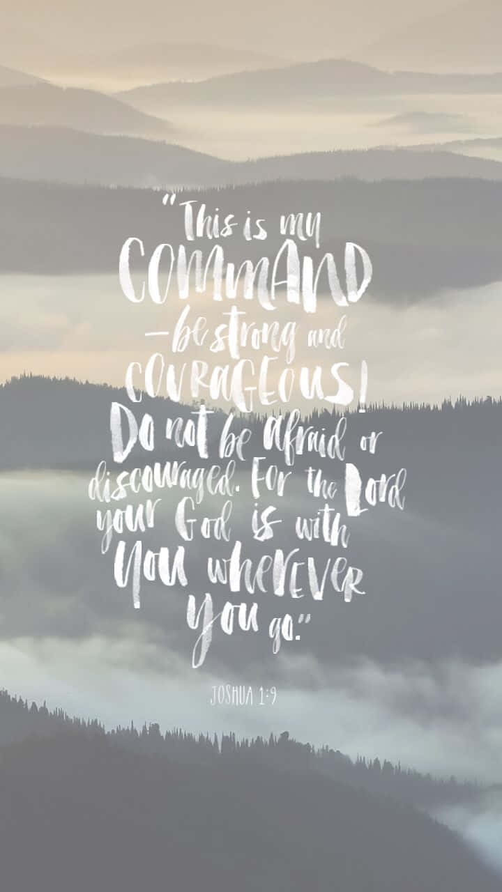 Cute Bible Verse 桌布 壁紙 — 霧氣瀰漫的山脈，層層疊疊的山峰和柔和的光線，覆蓋著白色手寫的聖經經文約書亞記1:9。