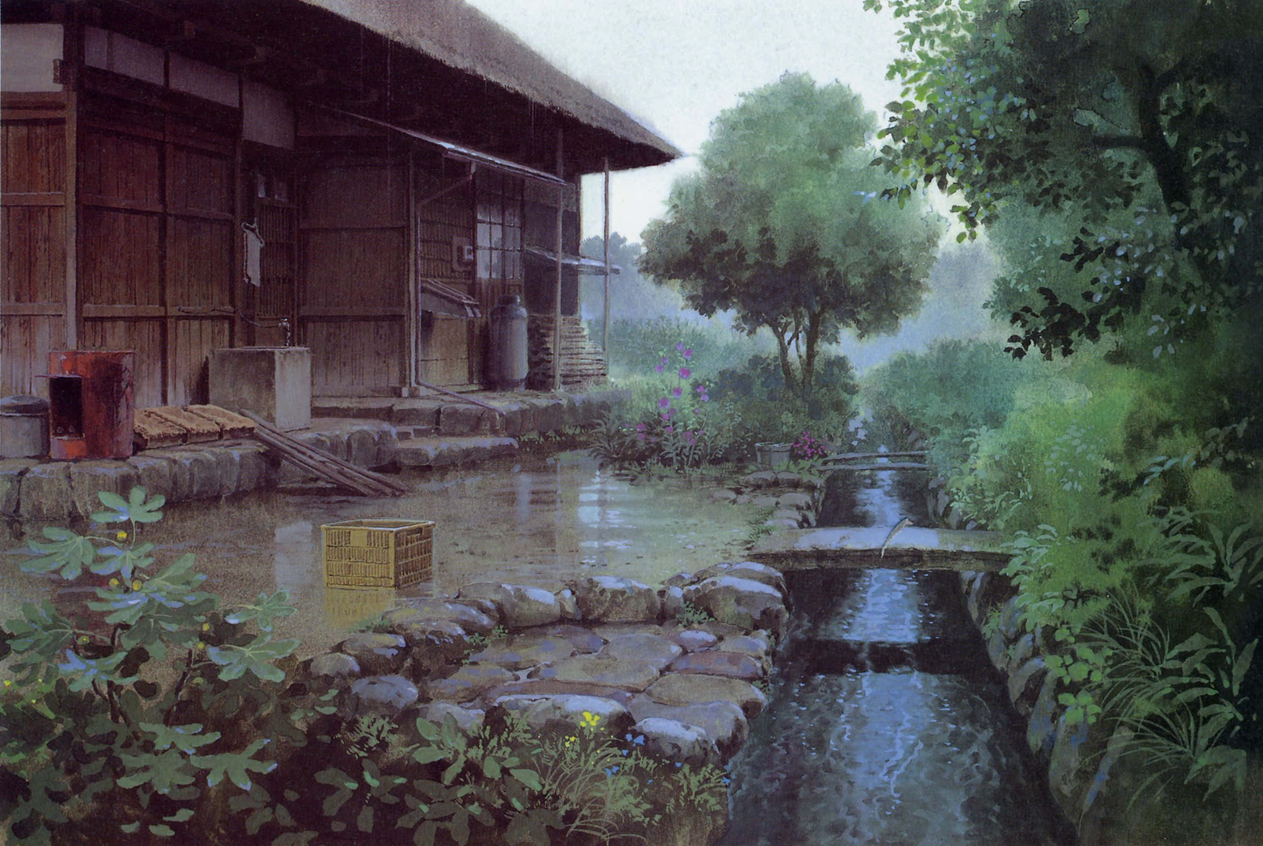 Only Yesterday 桌布 壁紙 — 霧氣瀰漫的日本鄉村景色，一間木屋坐落在石砌小溪旁，溪流穿過茂密的綠植。