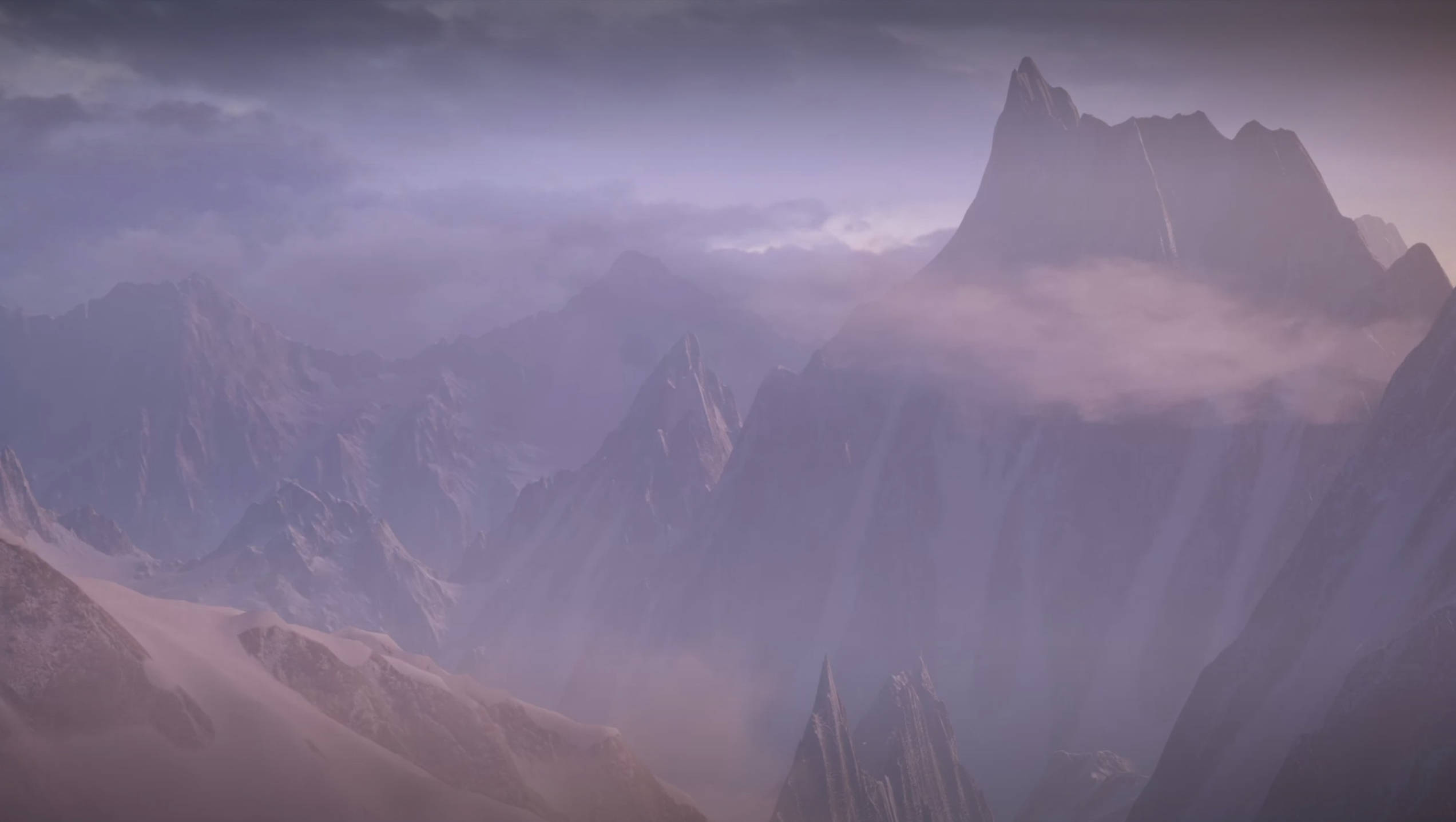 Dragon Age 桌布 壁紙 — 霧氣瀰漫的紫色山脈在柔和黎明天空下穿過雲層，空靈的光線透過雲層灑落。