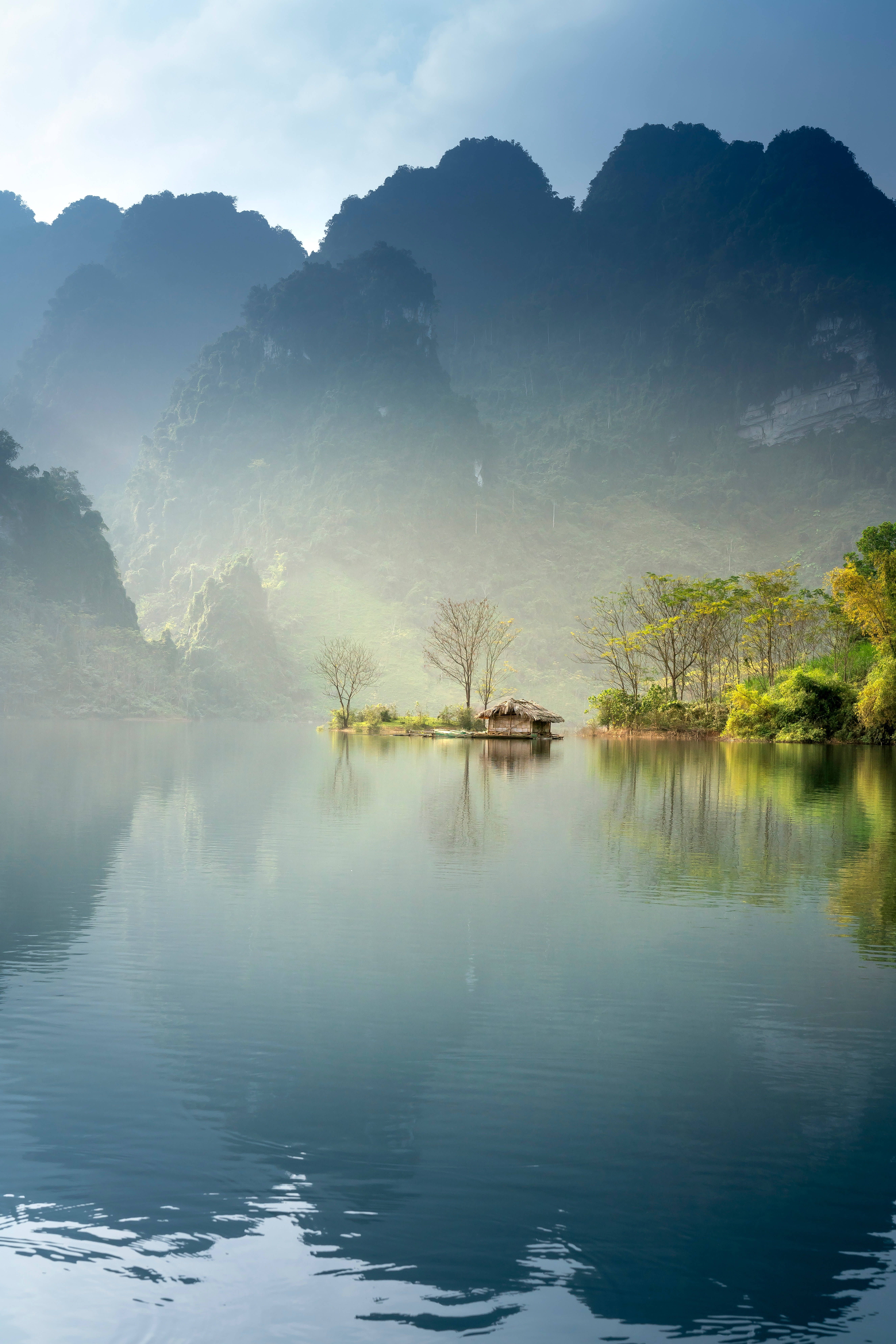 river 桌布 壁紙 — 霧氣瀰漫的黎明，寧靜的湖面上，一個小島上孤零零的木屋，四周是高聳的喀斯特山峰。