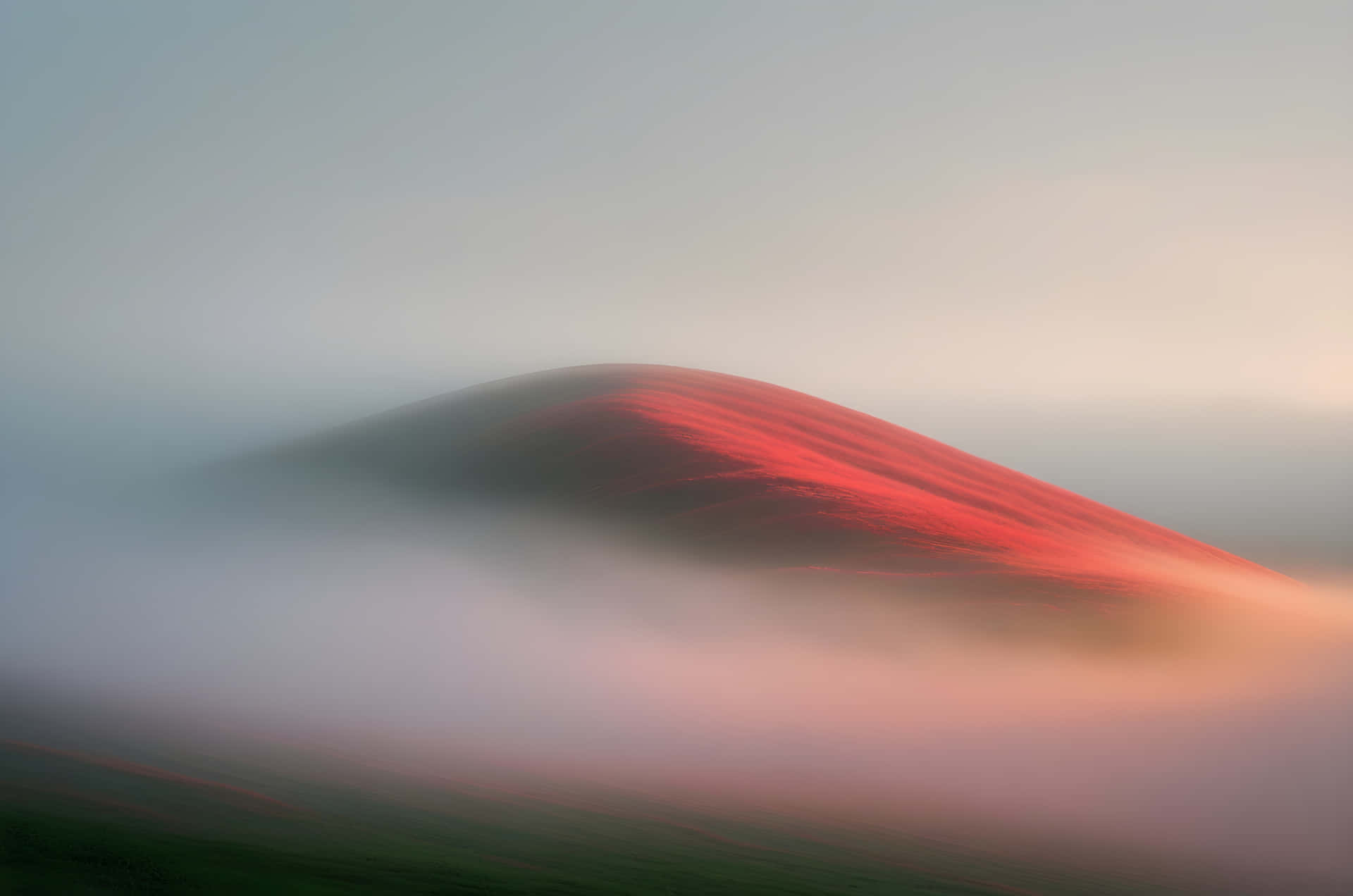 Red hill weather 壁紙 — 霧氣籠罩的山丘在黎明破霧而出時，發出火紅的光芒。