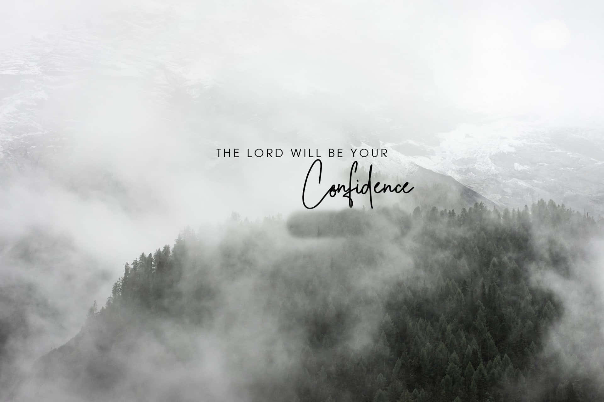confidence 桌布 壁紙 — 霧氣籠罩的山峰聳立於茂密的常綠森林之上，並疊加了文字『主必作你的倚靠』。