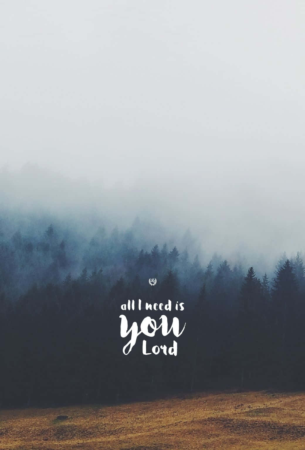 Cool Christian 桌布 壁紙 — 霧氣籠罩的森林山丘在灰色天空中逐漸淡出，白色文字疊加顯示「主啊，我只需要你」。