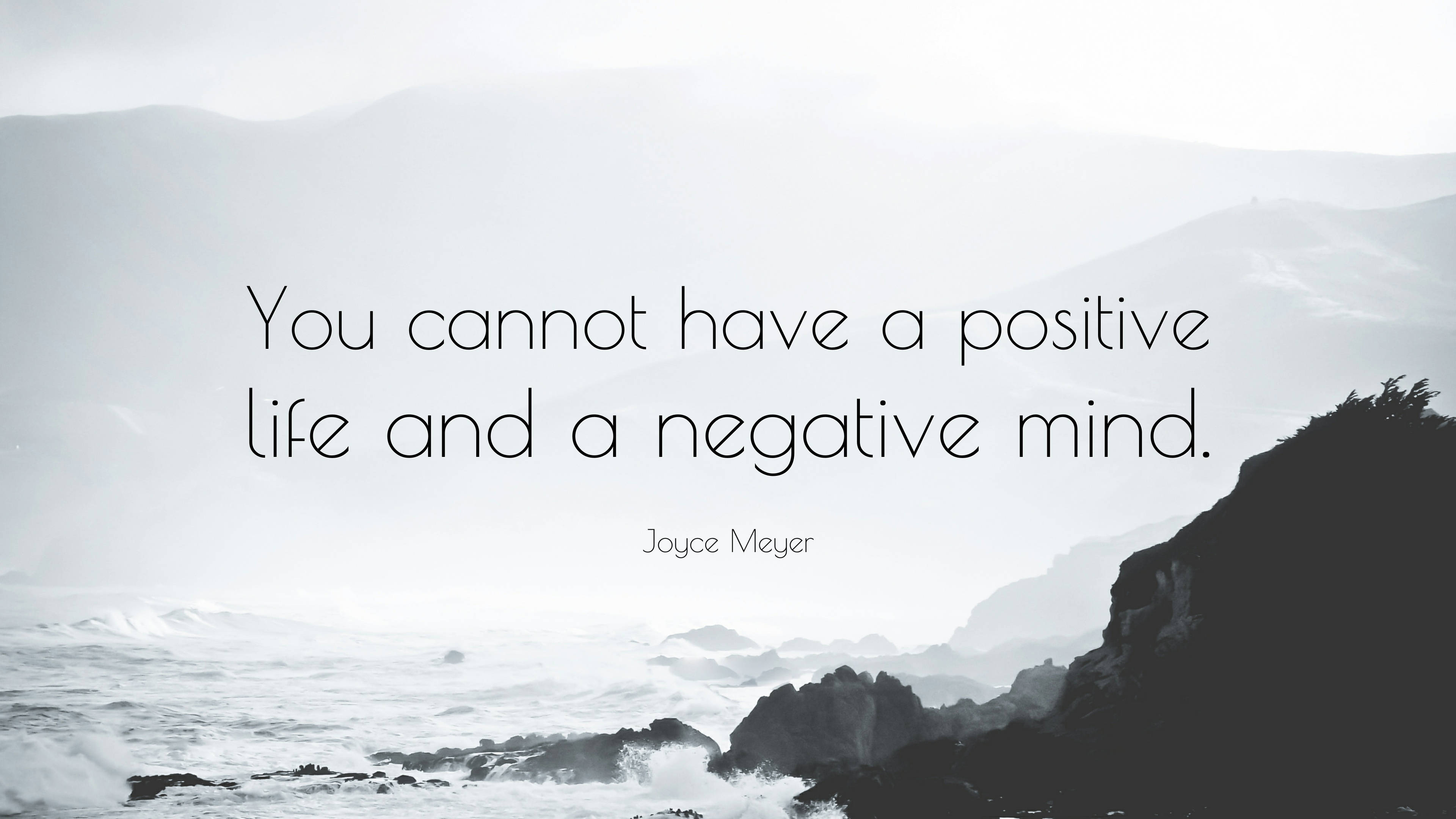Positive Quotes 桌布 壁紙 — 霧氣籠罩的海岸懸崖在灰濛濛的天空下與拍岸的浪花相遇，並疊加了一句勵志名言。