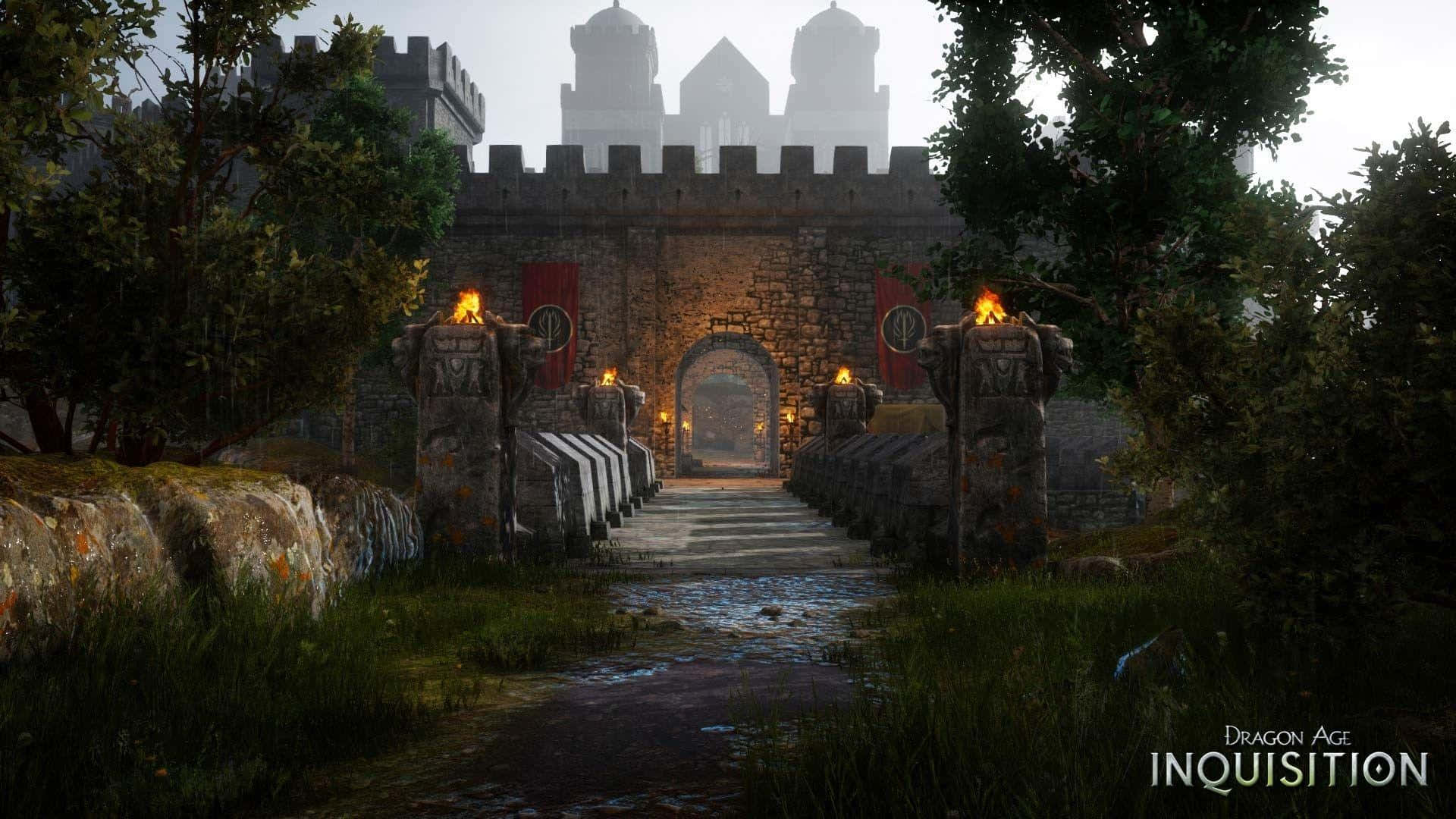 Best Dragon Age Inquisition 桌布 壁紙 — 霧氣籠罩的石城堡大門，兩側有發光的火炬、樹木和濕漉漉的鵝卵石，通往迷霧堡壘。