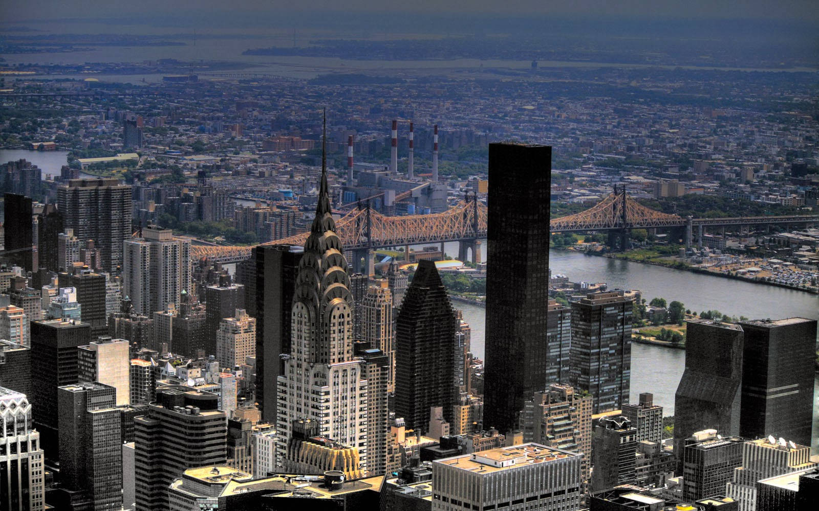New York City Desktop 桌布 壁紙 — 霧霾天空下，紐約市天際線的鳥瞰圖，包括克萊斯勒大廈和皇后區大橋。