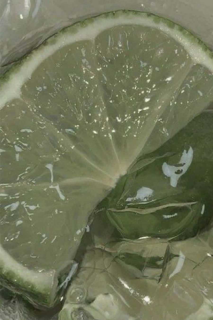 Aesthetic Sage Green 桌布 壁紙 — 青檸片浸在清澈液體中，冰塊反射光線的特寫。