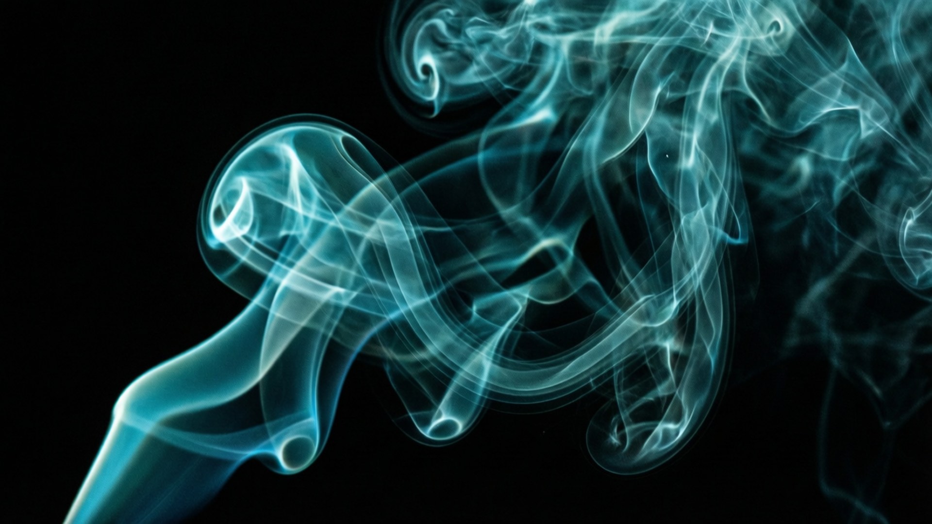 青綠煙霧漩渦 壁紙 — 空靈的藍綠色煙霧在純黑背景上優雅地旋轉，營造出迷人的抽象動感。