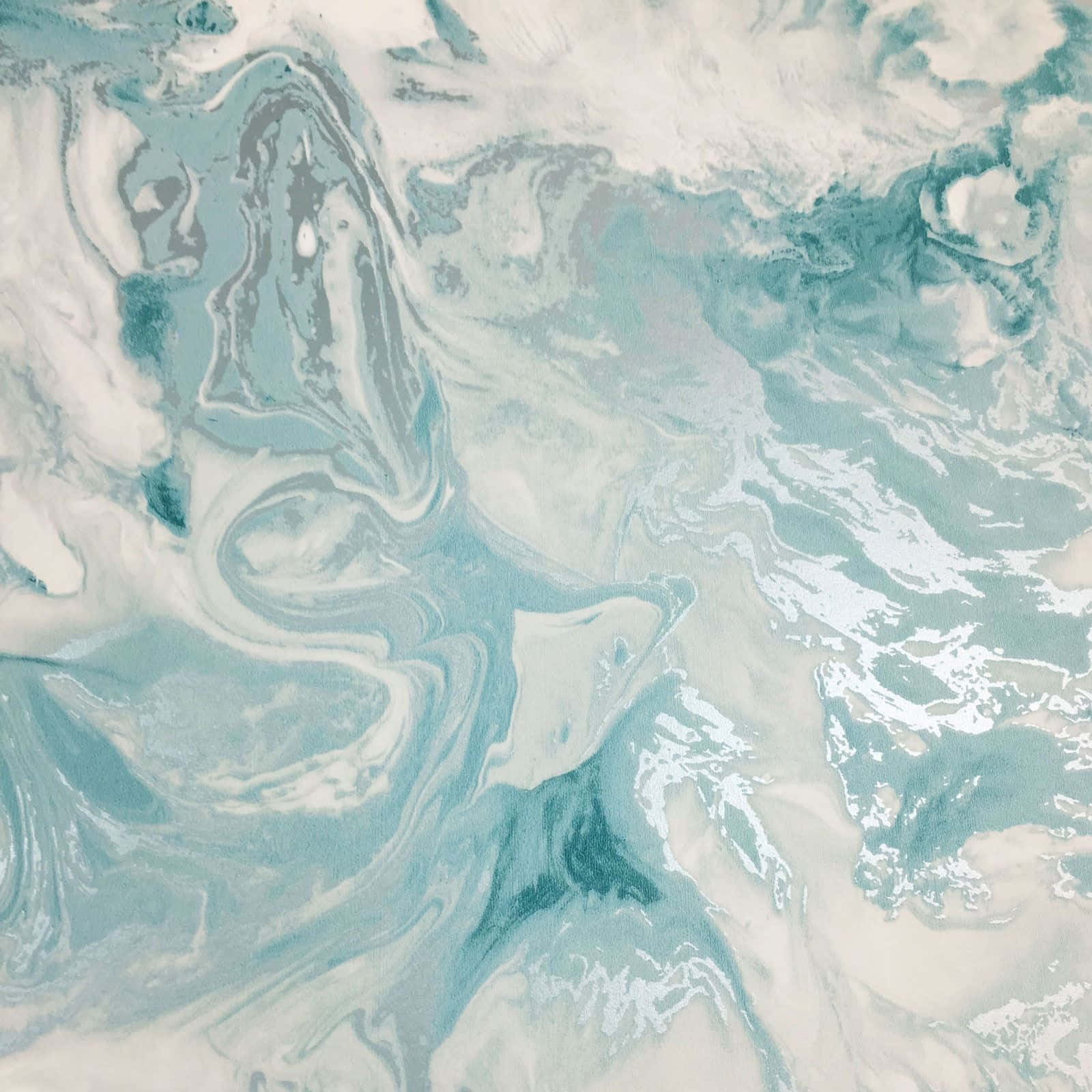 Teal Marble 桌布 壁紙 — 青綠色和奶油色油漆的流體漩渦，以柔和的漸變和有機流動營造出寧靜的抽象大理石紋理。