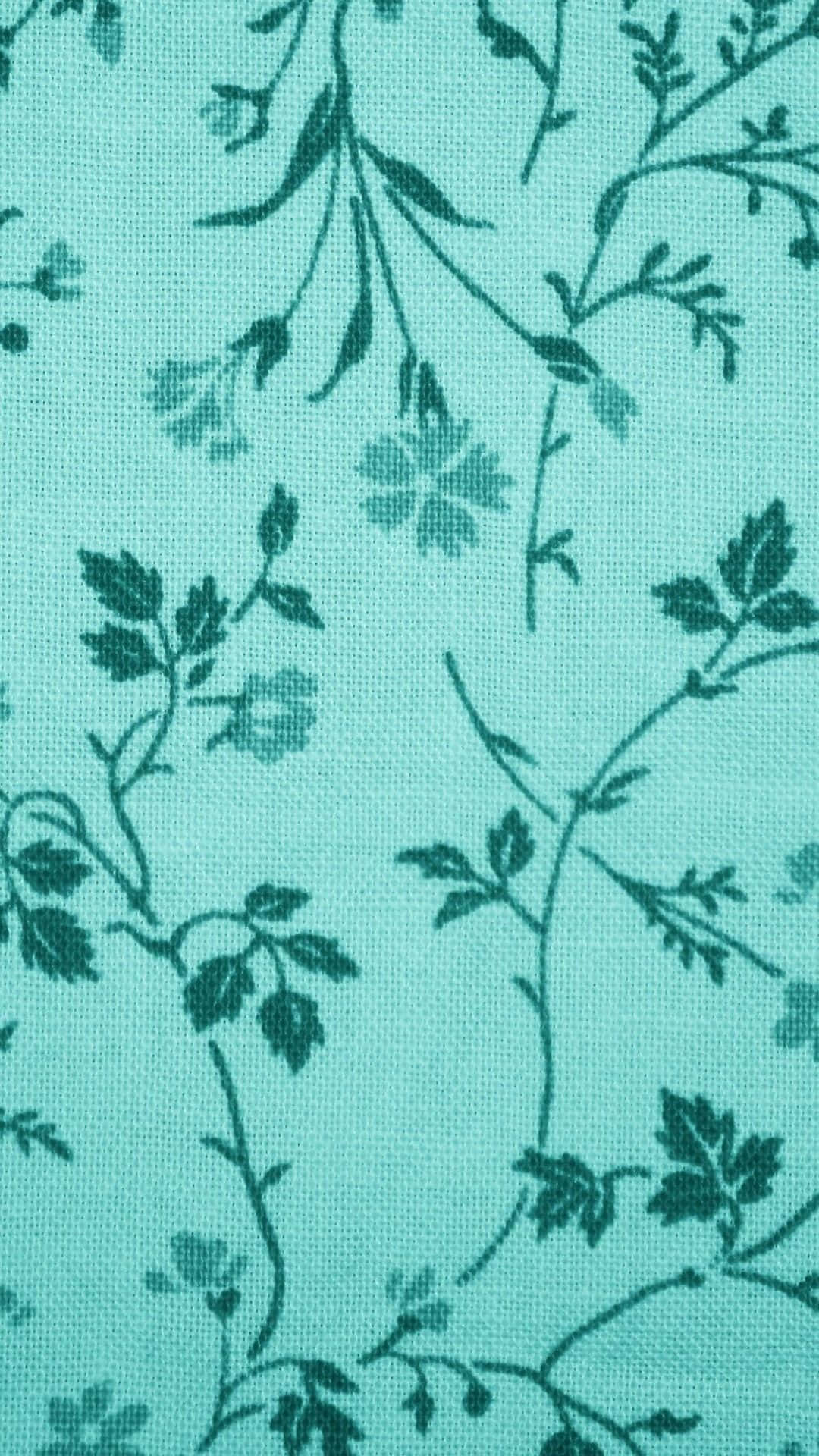 Teal Flower 桌布 壁紙 — 青綠色布料近距離特寫，帶有深綠色花卉藤蔓和葉子的重複圖案。