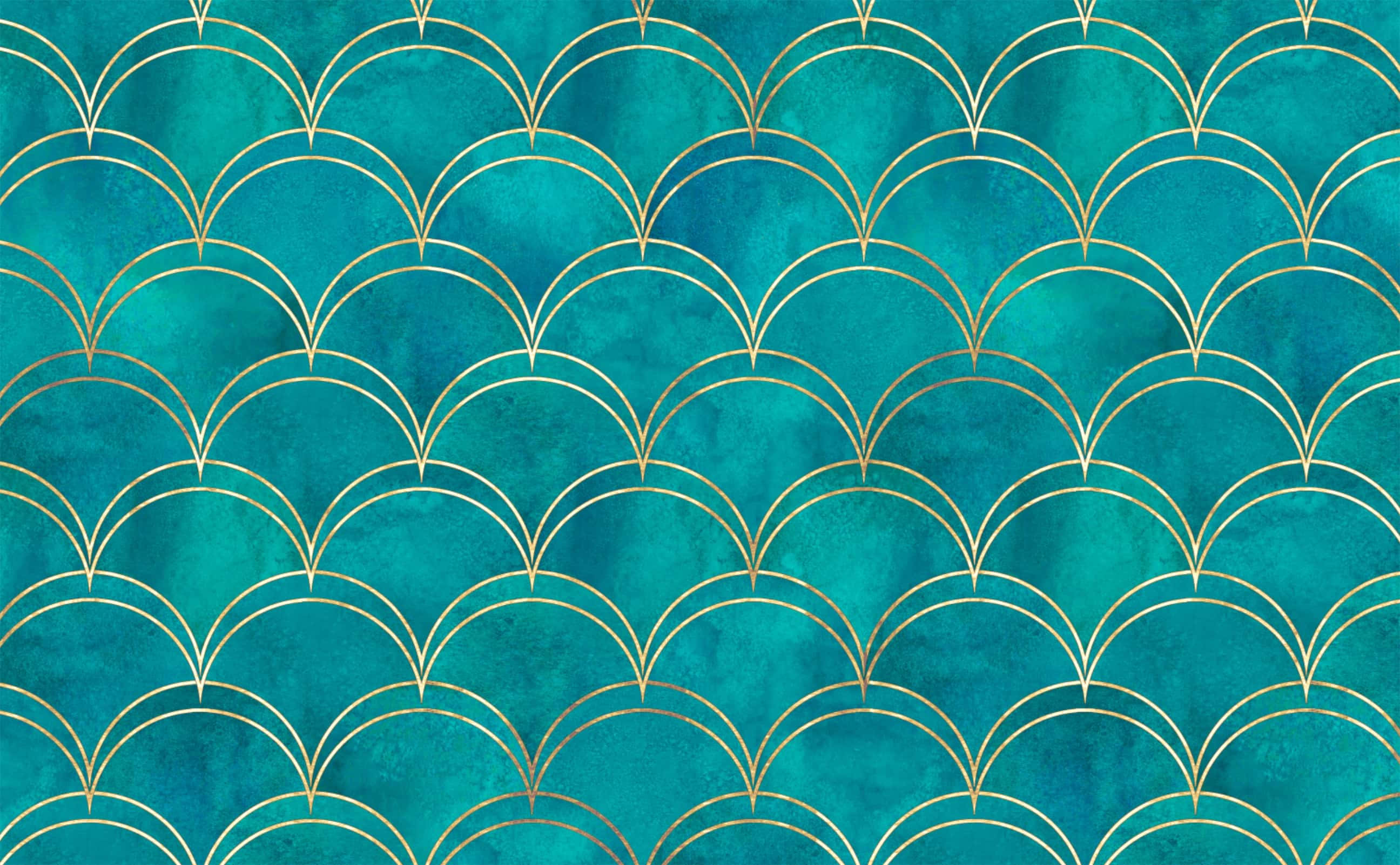 Teal Marble 桌布 壁紙 — 青綠色水彩背景，飾有重複的金色扇貝拱形圖案，形成無縫幾何設計。