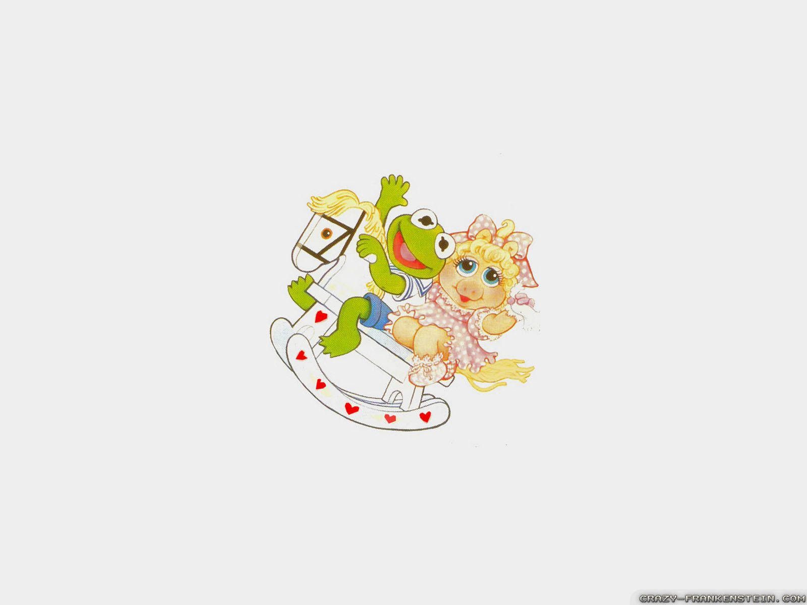 Miss Piggy 桌布 壁紙 — 青蛙柯密特和豬小姐開心地騎著一匹裝飾著紅色心形的白色搖馬，背景是純淺灰色。