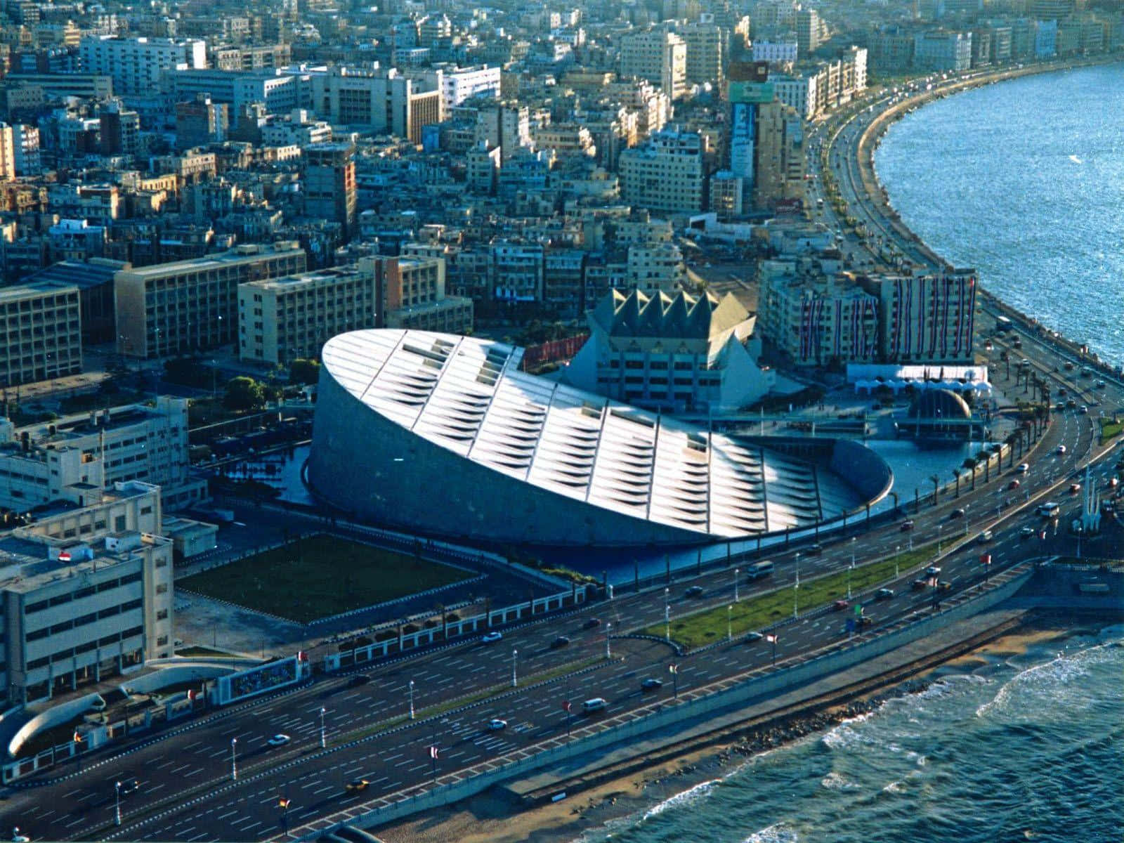 靠近海洋、擁有大型曲線屋頂的建築 壁紙