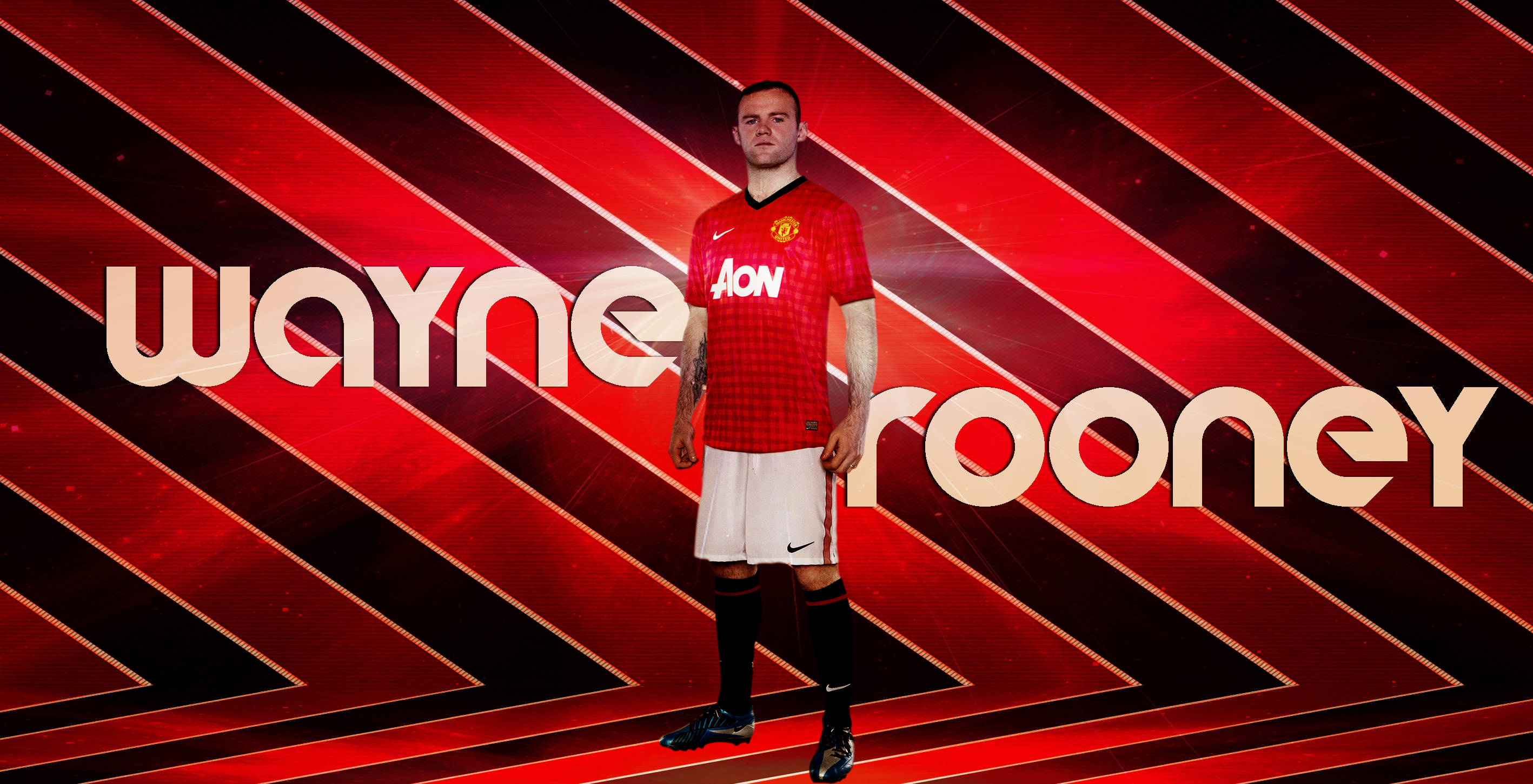 Rooney 桌布 壁紙 — 韋恩·魯尼自信地站在紅色曼聯球衣前，背景是動感的紅黑斜紋，他的名字以大型奶油色字母呈現。