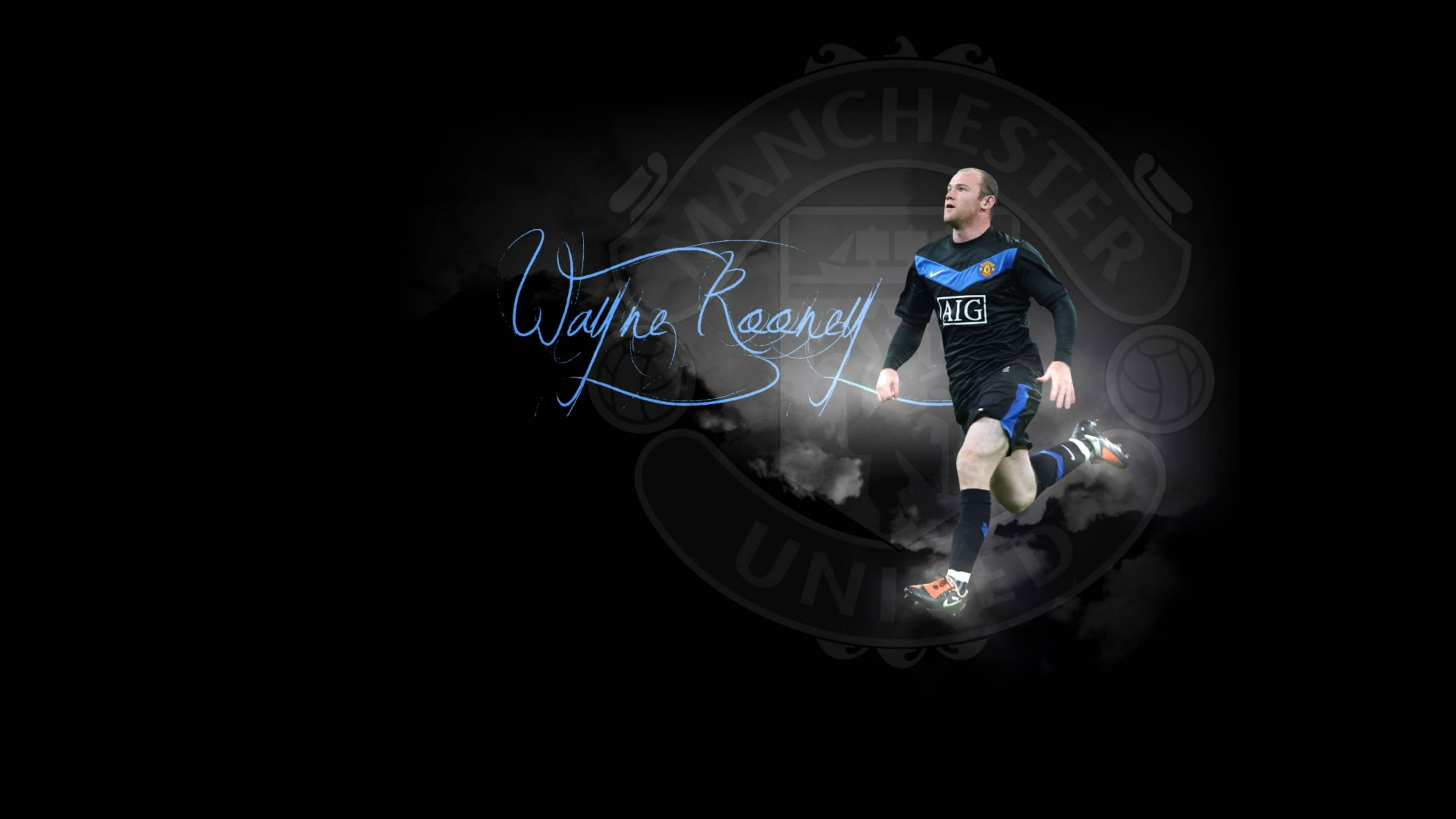 Rooney 桌布 壁紙 — 韋恩·魯尼身穿曼聯球衣，在黑暗煙霧背景中動態跳躍，帶有發光藍色簽名和會徽。