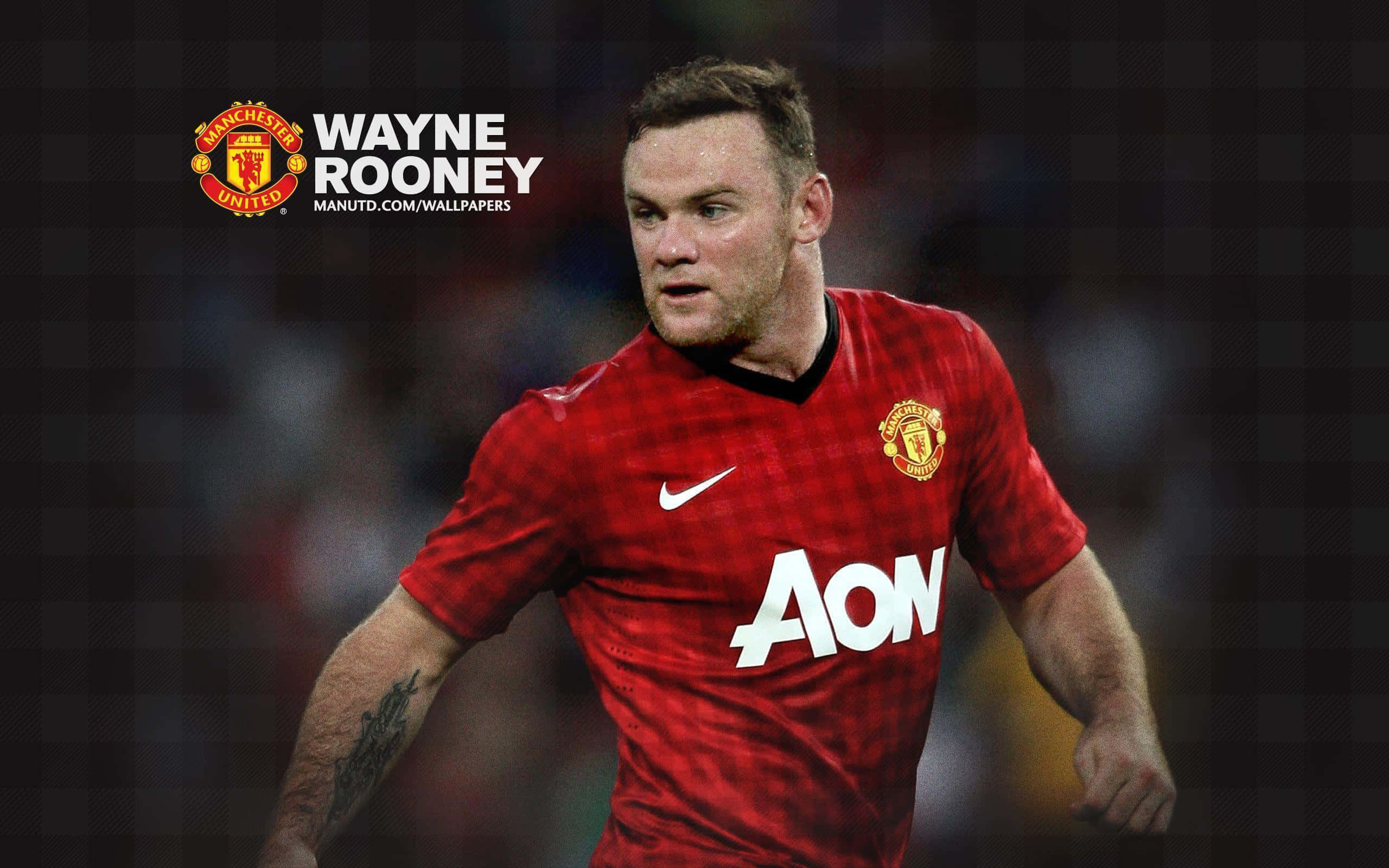 Manchester United Team 桌布 壁紙 — 韋恩·魯尼身穿紅色曼聯球衣，在夜間足球比賽的球場燈光下激烈奔跑。