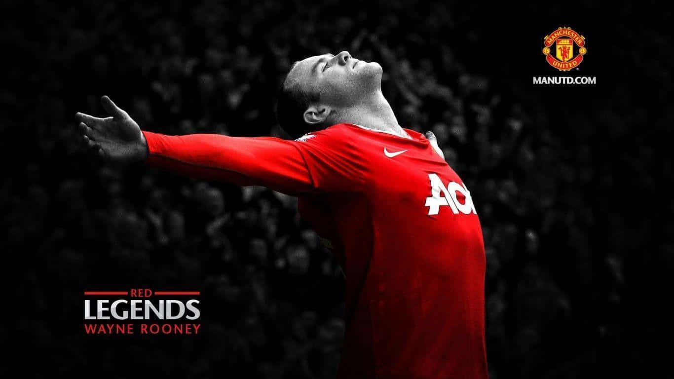 Wayne Rooney 桌布 壁紙 — 韋恩·魯尼身穿紅色曼聯球衣，雙臂張開，以勝利姿態面對黑白球場人群。