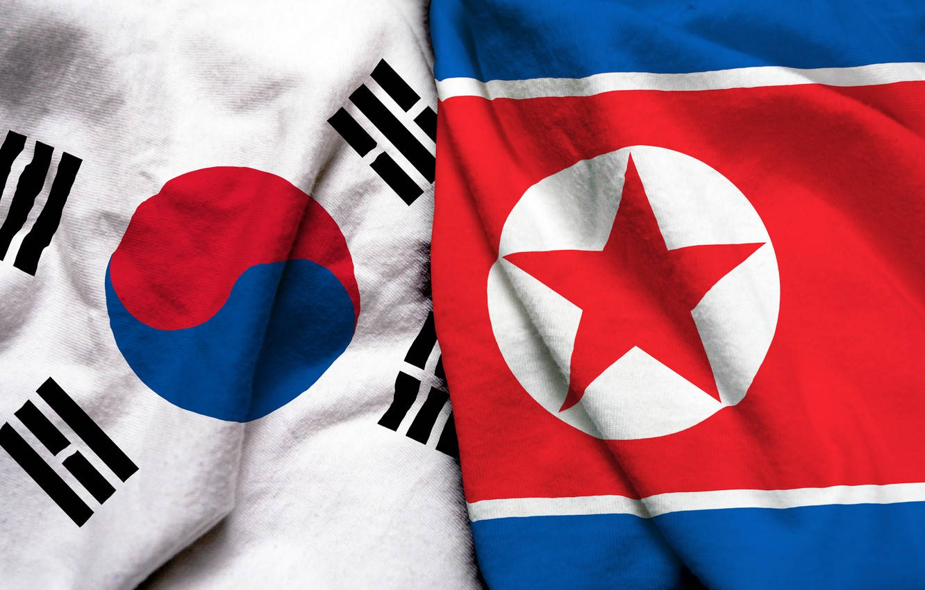 North Korea 桌布 壁紙 — 韓國和北韓的兩面國旗並排懸掛，帶有布料質感和自然褶皺。