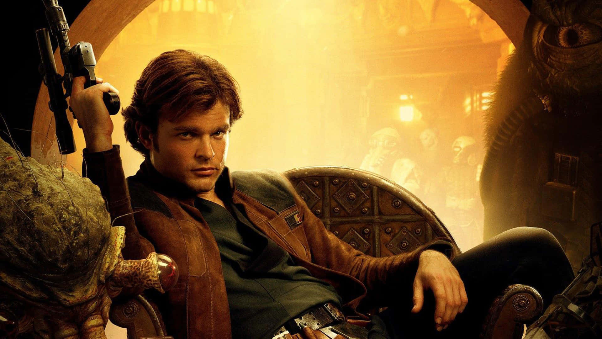 Solo A Star Wars Story 桌布 壁紙 — 韓索羅自信地靠在皮椅上，手持爆能槍，沐浴在溫暖的金色光線中，背景有一個大眼睛。