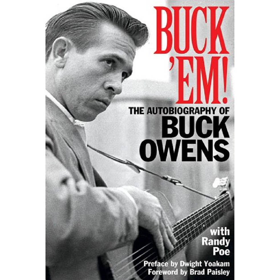 書本 桌布 壁紙 — 音樂家 Buck Owens 強烈彈奏吉他的黑白肖像，圖像上覆蓋著粗體的紅色和黑色文字。