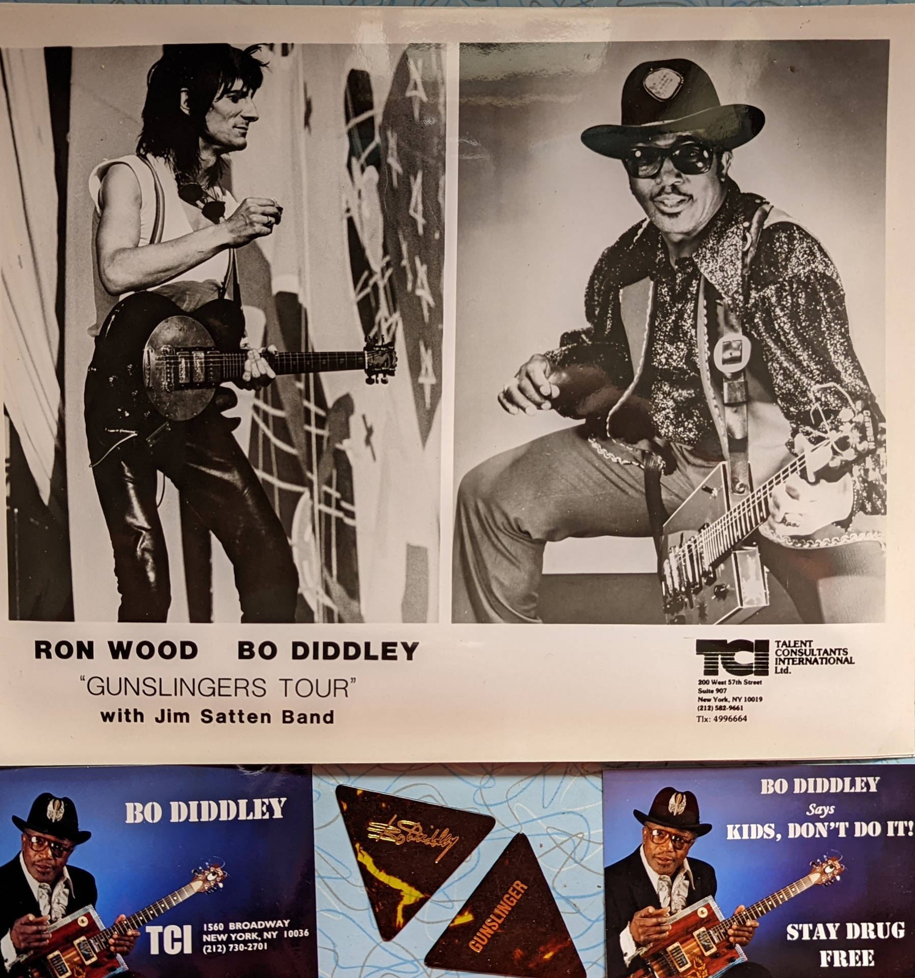 Guitar 桌布 壁紙 — 音樂家Ron Wood和Bo Diddley手持吉他的黑白宣傳照片，下方有巡演文字和廣告。