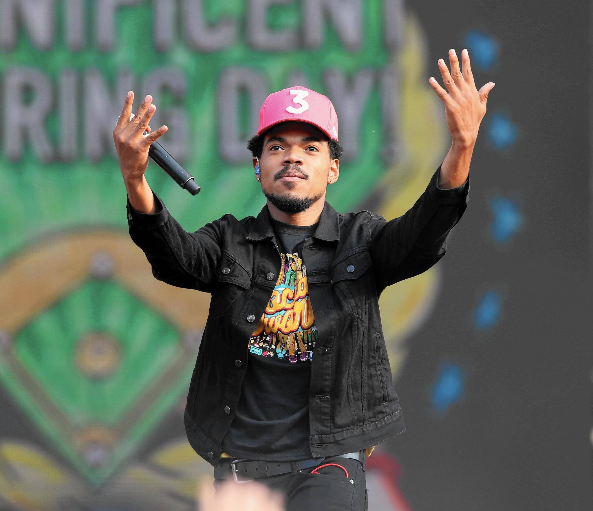 chance 桌布 壁紙 — 音樂家戴著粉紅色帽子和黑色外套，雙手舉起拿著麥克風在舞台上表演。