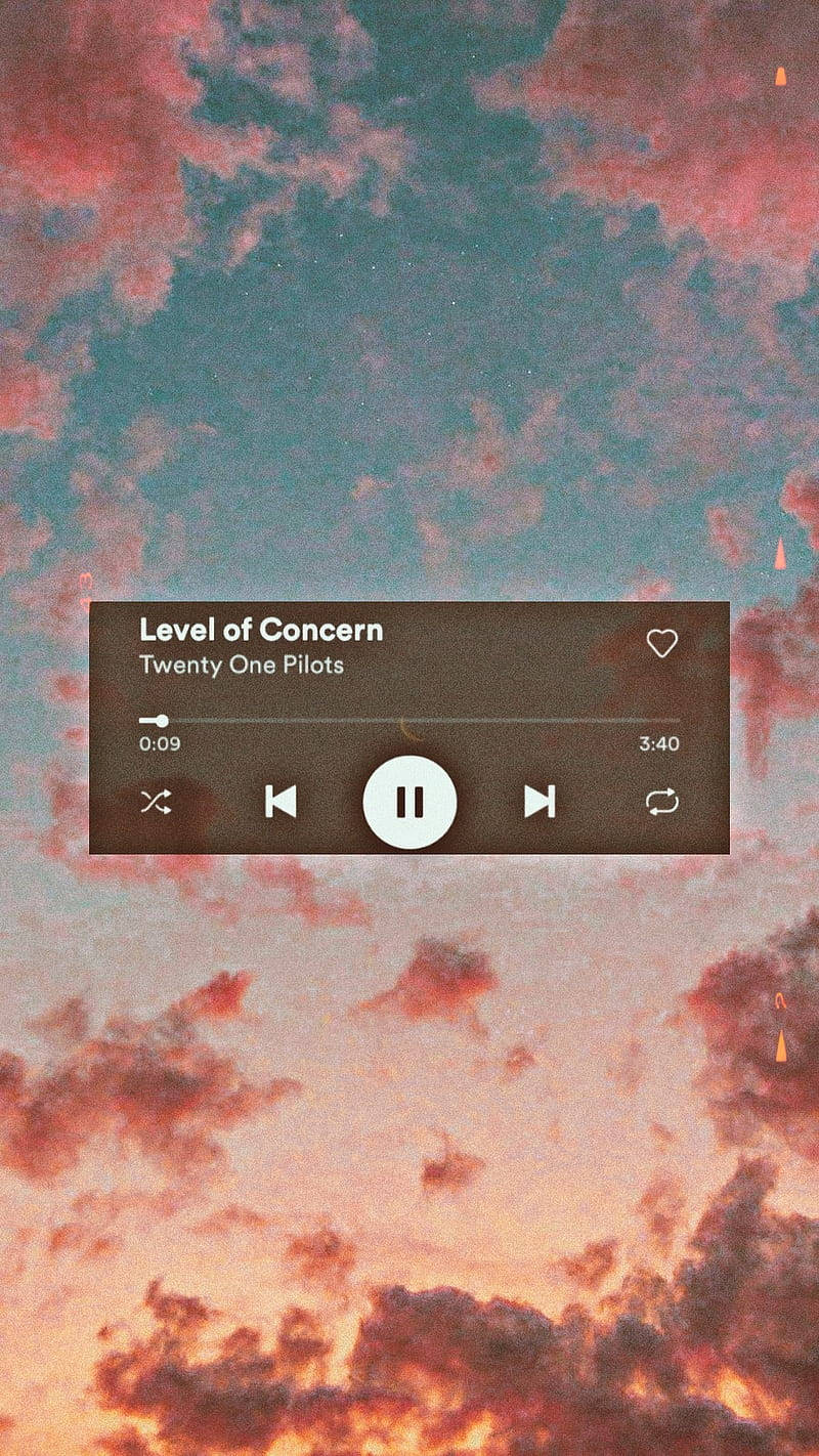 音樂 桌布 壁紙 — 音樂播放器疊加層顯示Twenty One Pilots的歌曲Level of Concern，背景是帶有粉紅色、橙色和藍綠色雲彩的戲劇性日落天空。