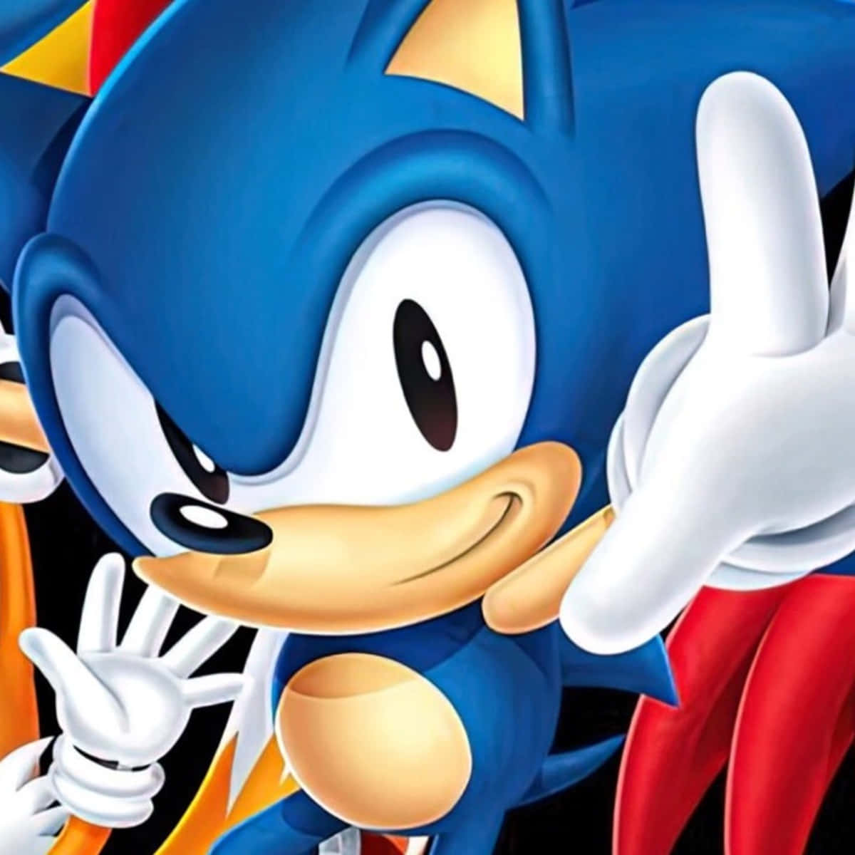 Sonic The Hedgehog 桌布 壁紙 — 音速小子近距離微笑並揮動雙手，背景為色彩繽紛的抽象圖案。