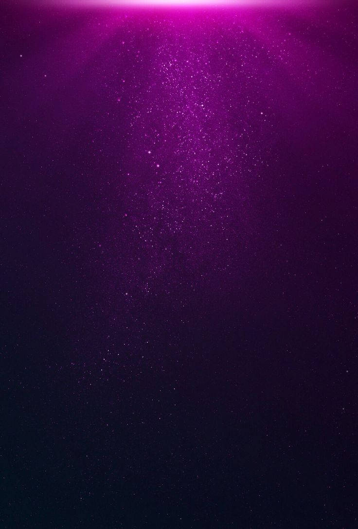 Violet 桌布 壁紙 — 頂部明亮光源散發出的紫色宇宙光芒，伴隨著閃爍粒子向下飄落。