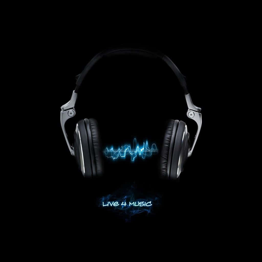 sound wave 桌布 壁紙 — 頭戴式耳機在純黑色背景上發出電光藍色的音頻波，下方有「Live 4 Music」文字。