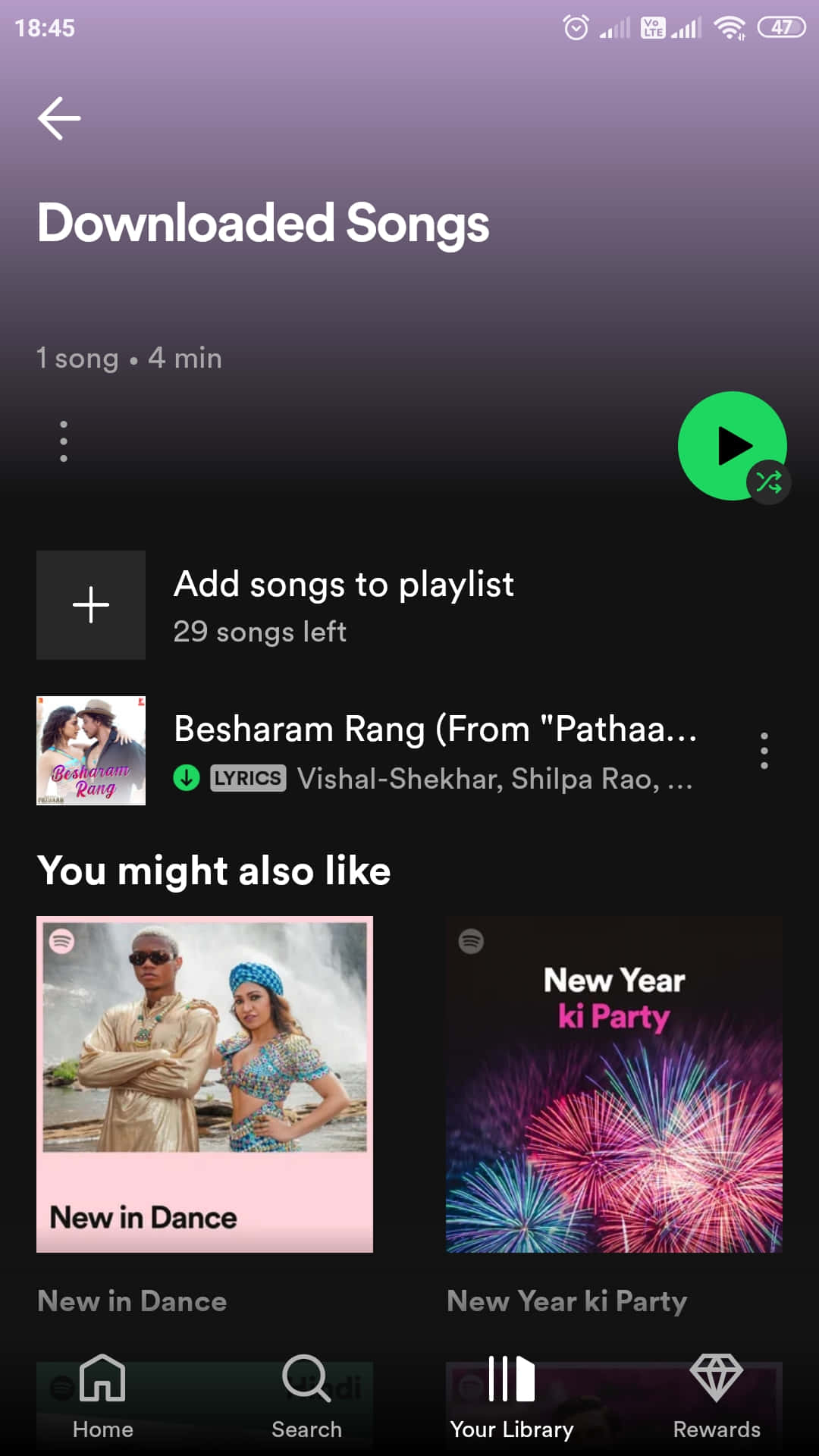 song 桌布 壁紙 — 顯示已下載歌曲 Besharam Rang 及播放按鈕和播放清單建議的行動音樂應用程式畫面。