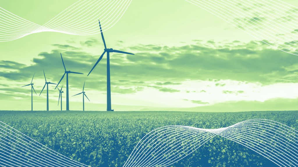 Green Finance 桌布 壁紙 — 風力發電機在陰天下的綠色田野中高高聳立，抽象白色波浪線覆蓋場景。