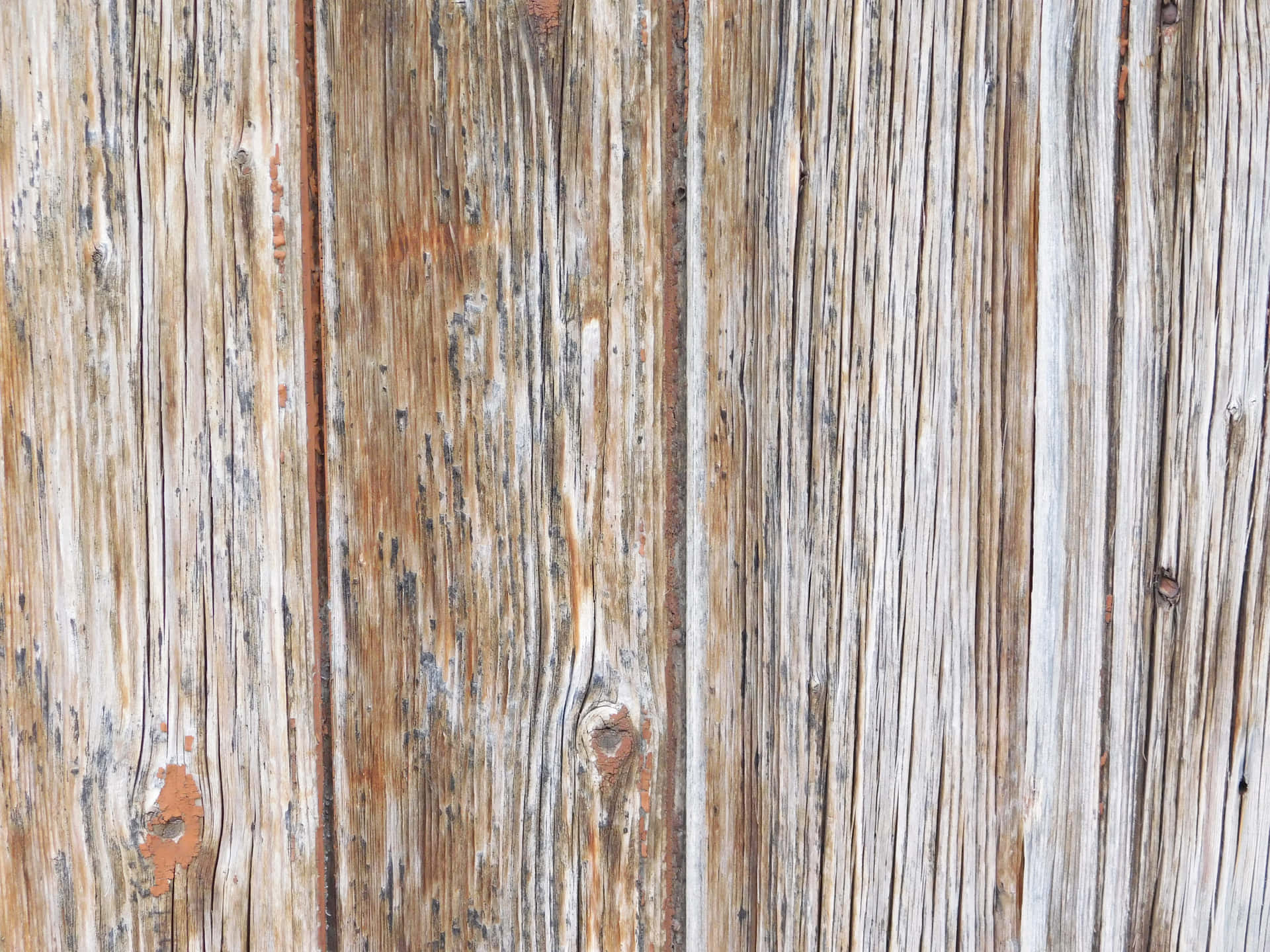 Wood texture 壁紙 — 風化垂直木板的特寫，顯示深層木紋紋理和褪色的油漆斑塊。