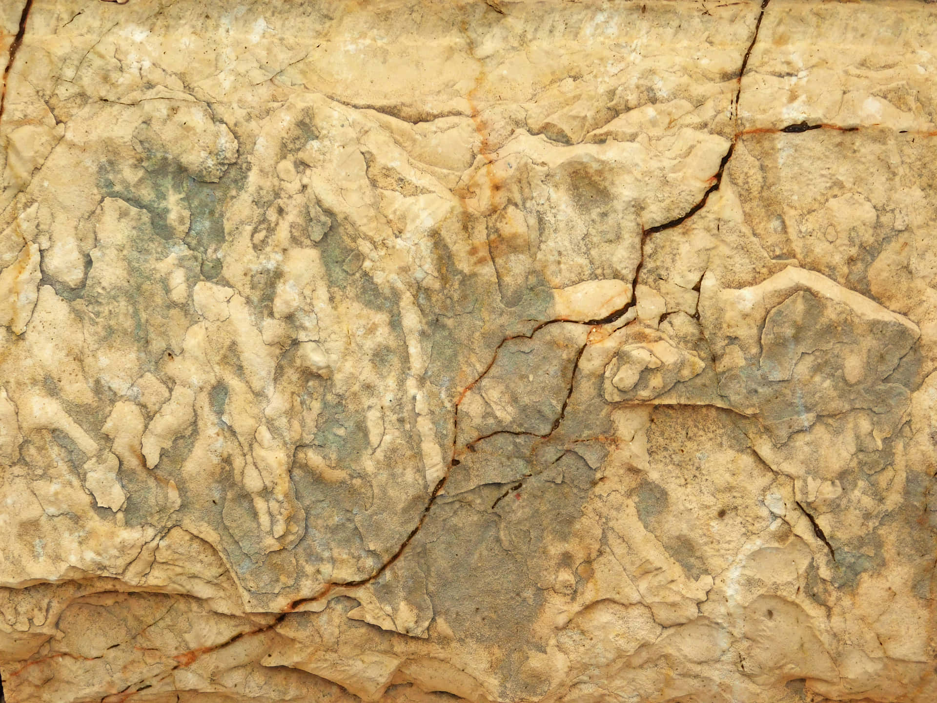 Stone texture 壁紙 — 風化岩石表面的特寫，帶有米灰色和鐵鏽色條紋，顯示自然裂縫和粗糙紋理。