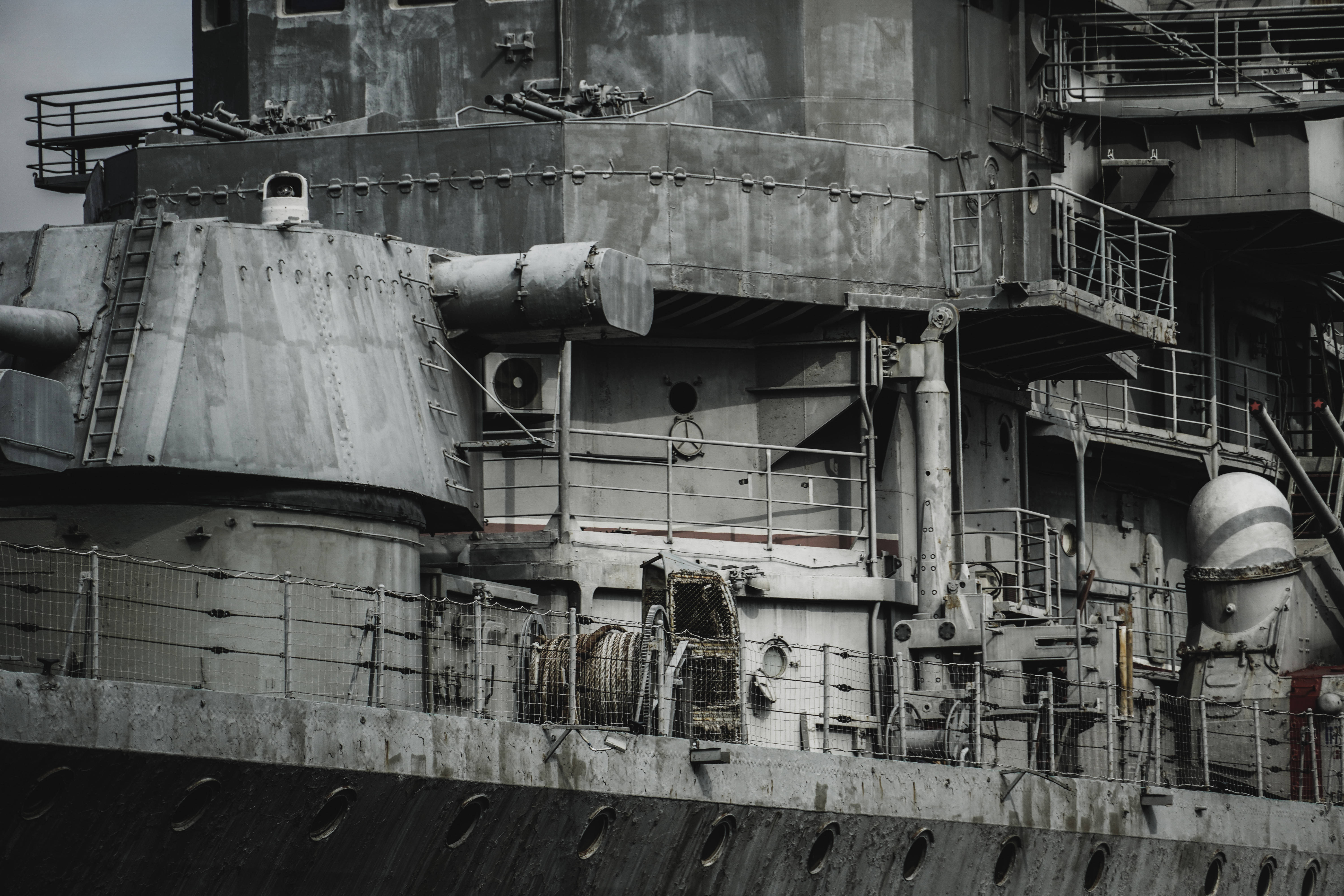 Warship 桌布 壁紙 — 風化戰艦的砲塔和甲板的特寫，顯示生鏽的金屬欄杆和工業機械。