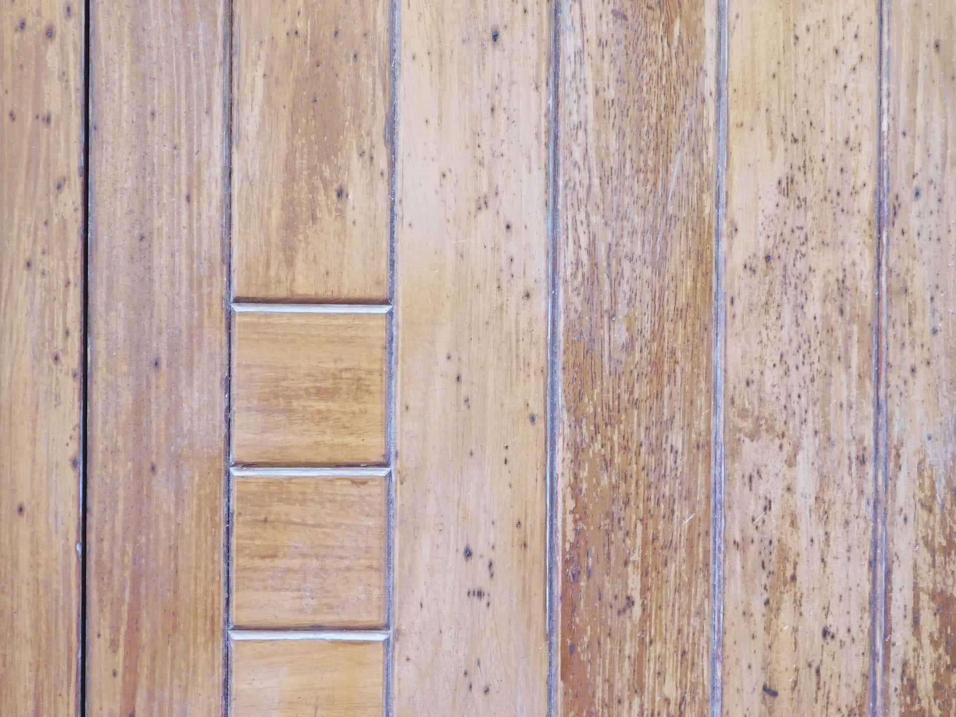 Wood texture 壁紙 — 風化木板的特寫，帶有天然木紋節和中央金屬網格圖案。