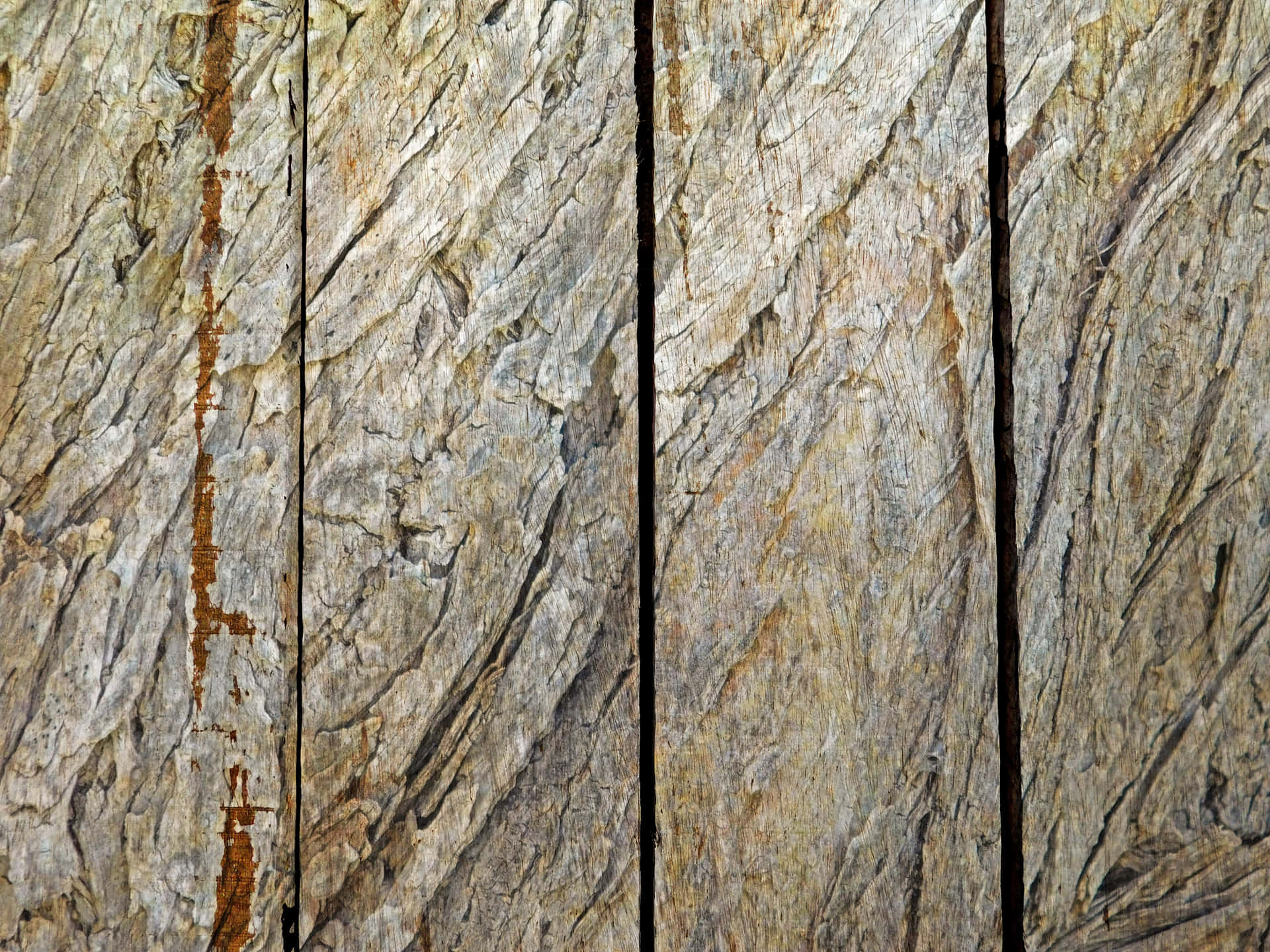 Wood texture 壁紙 — 風化木板的特寫，帶有深層木紋圖案和沿垂直接縫的鏽跡條紋。